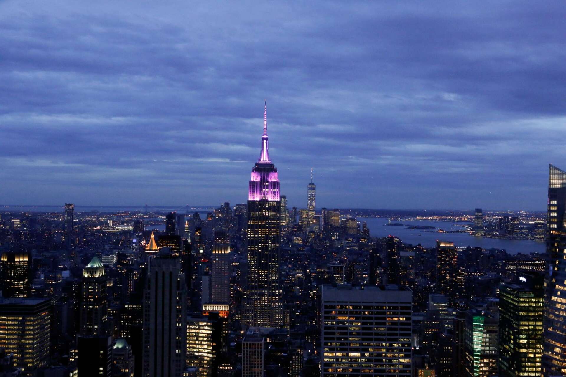 Lamporna på Empire state building, New York, byter färg kontinuerligt för att uppmärksamma bland annat högtider och världshändelser.