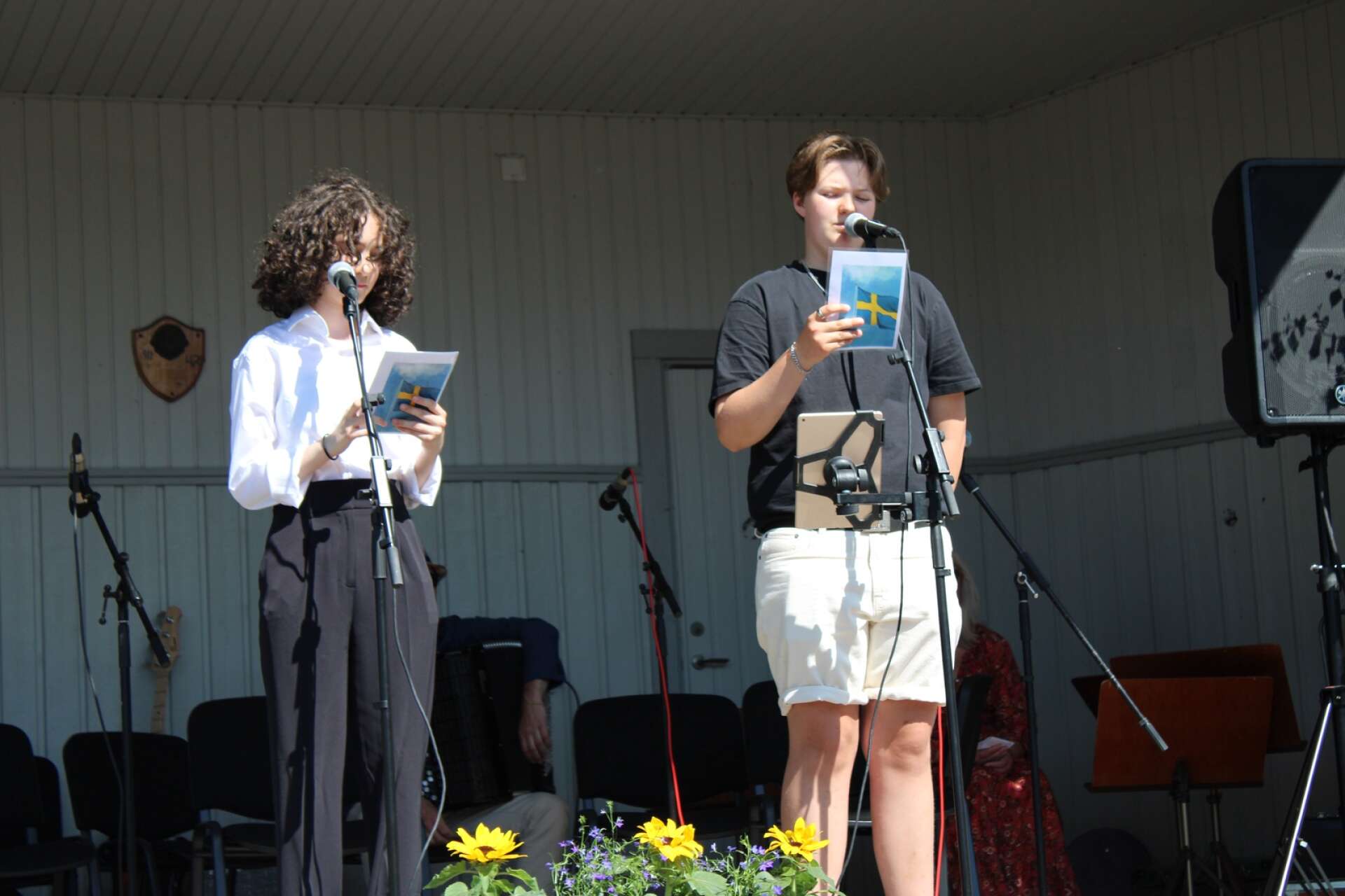 Hampus Karlsson Nyblom och Jasmine Elsafh stod för ungdomarnas tal under nationaldagen, talet besvarades även av kommunfullmäktiges ordförande Madeleine Vinberg (C).