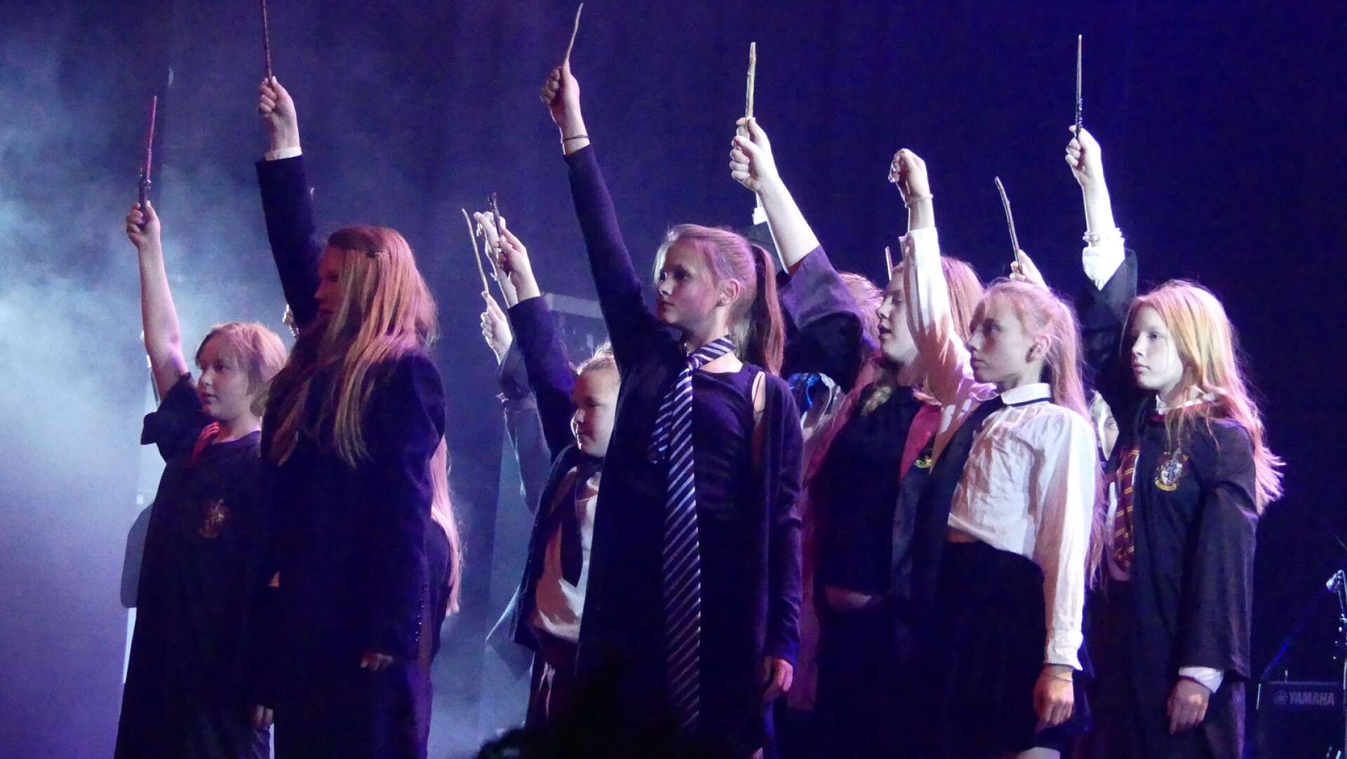 Kellygruppen fick verkligen med sig publiken i numret Raise Your Wand, med musik från Harry Potter-filmerna.
