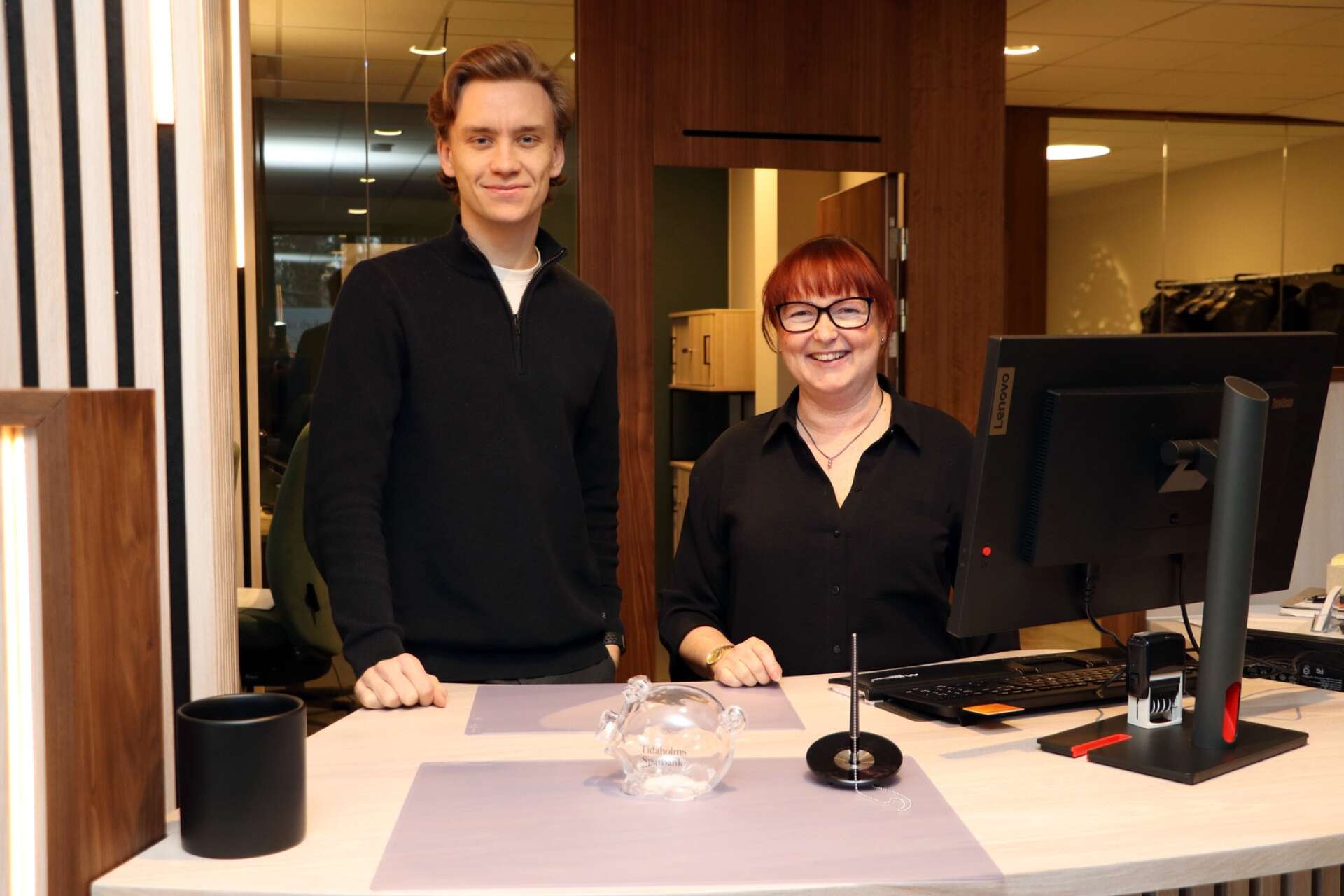 Alexander Svensson och Monica Svensson-Bohlin jobbar i kassa/kundtjänst och är de första som kunderna möter på Tidaholms Sparbank i Hjo. 