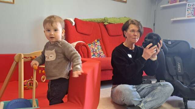 Petra Hansson på NTF vid en träff på familjecentralen kring säkerhet för barn som åker bil. 