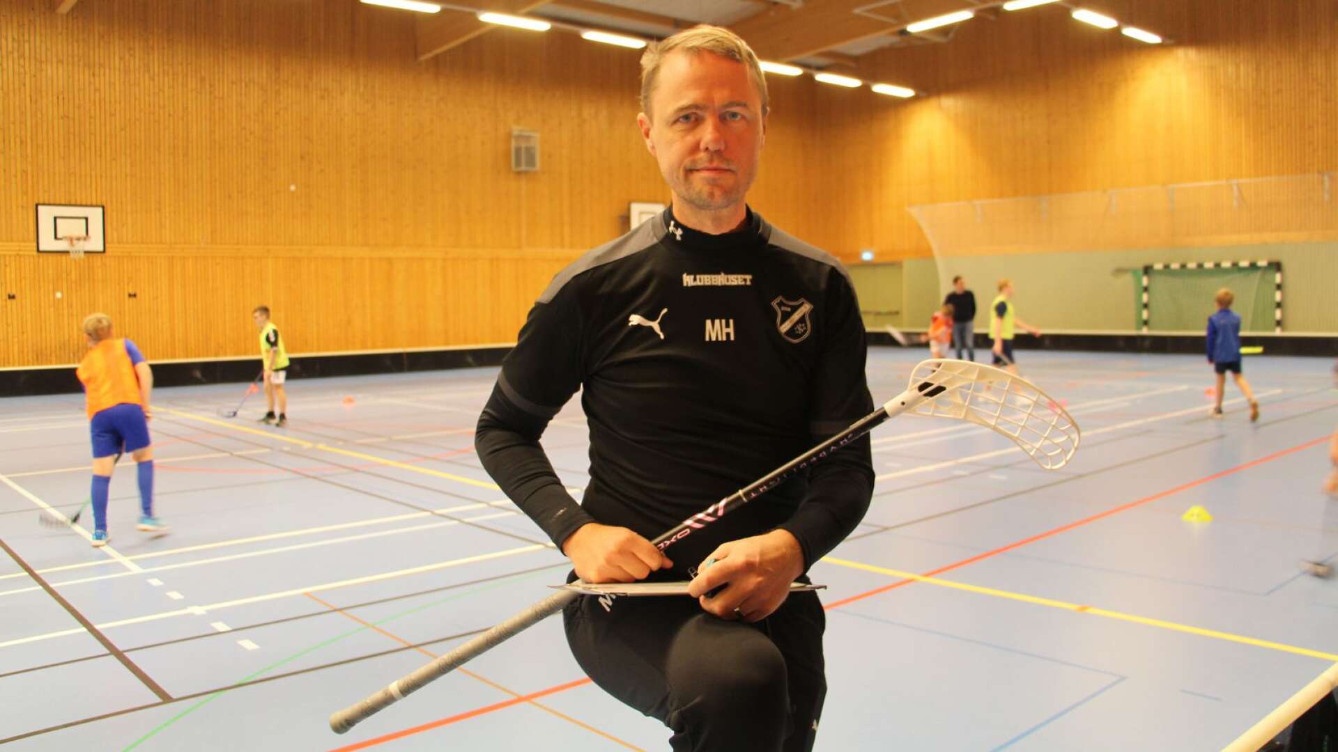 Mikael Hill, tidigare förbundskapten för herrlandslaget i innebandy och numera tränare för Fagerhult Habo IB, var på besök i Guldkrokshallen.