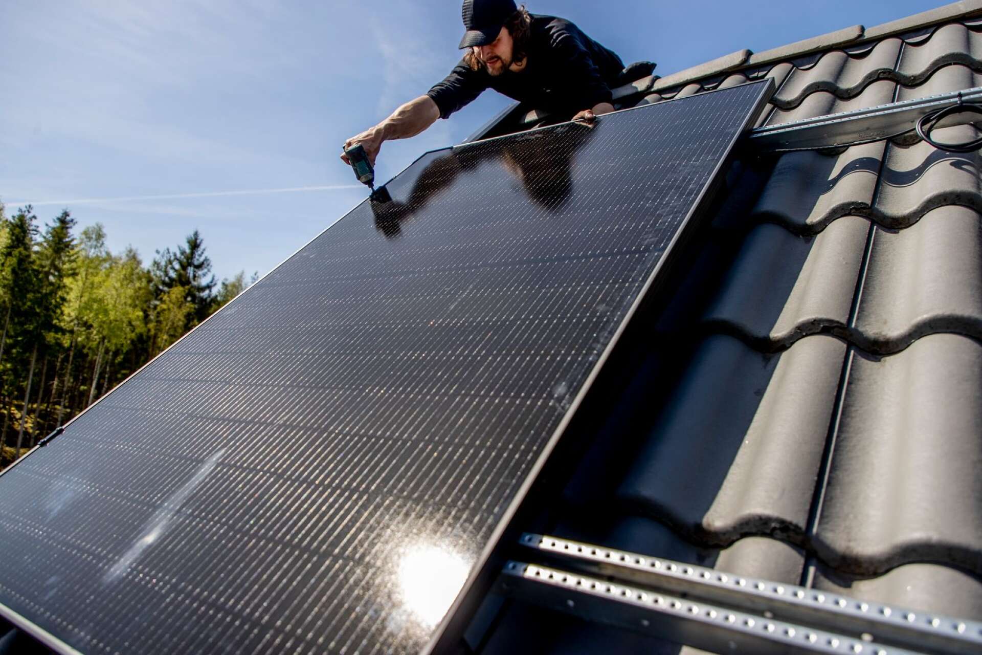 Allt fler hustak pryds med solceller, en installation som Timo rekommenderar att göra om man har möjlighet ekonomiskt.