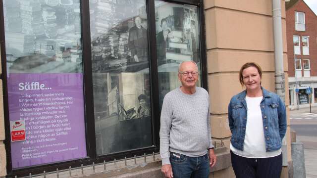 Finn Hjelmström, Säfflebygdens hembygdsförening, och Helena Karlsson, destinationsutvecklare på Säffle kommun, vid ett av skyltfönstren till Wermlandsbankshuset i centrala Säffle som försetts med fotografier från förr.