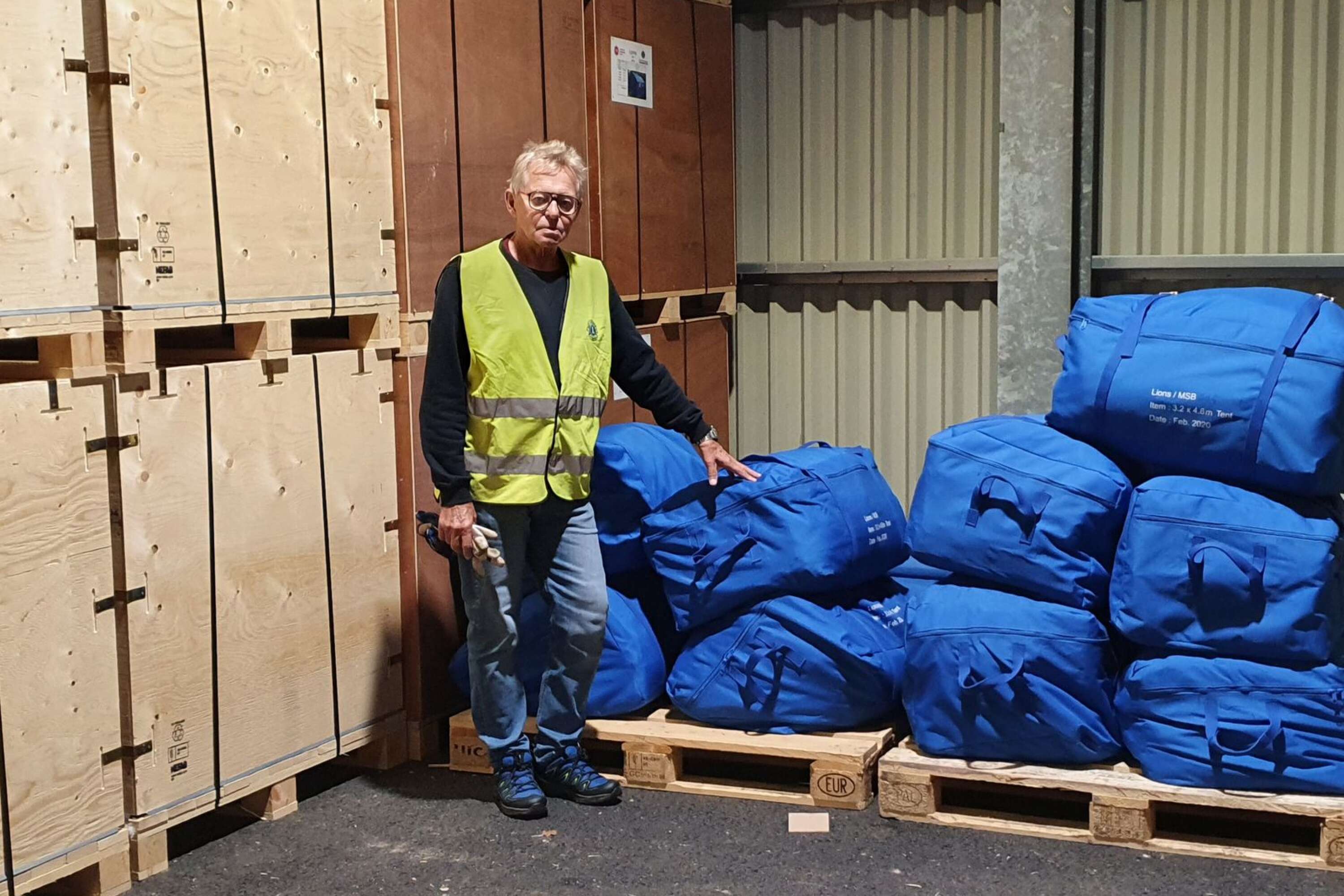 Björn Åström på Lions. Välgörenhetsorganisationen har skänkt alla de tält som MSB nu skickar till Grekland.