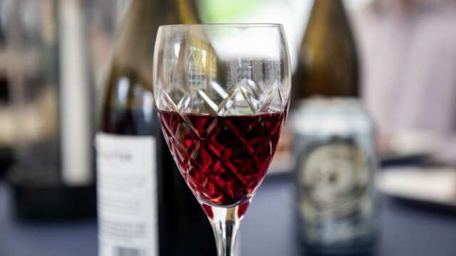 ”Det är larvigt. Det är nog få svenskar som skulle instämma i att en middagsbjudning där man dricker fyra glas vin är själva sinnebilden av alkoholism”, skriver ledarskribenten.