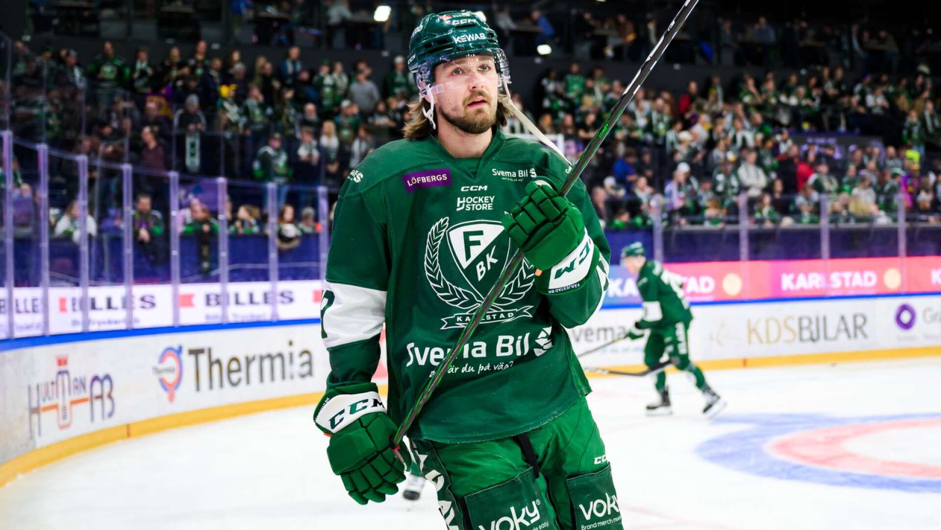 Linus Johansson var sjuk när Färjestad mötte HV71 på bortais i torsdags. Nu är lagkaptenen tillbaka och spelar när laget möter Oskarshamn hemma inför storpublik.