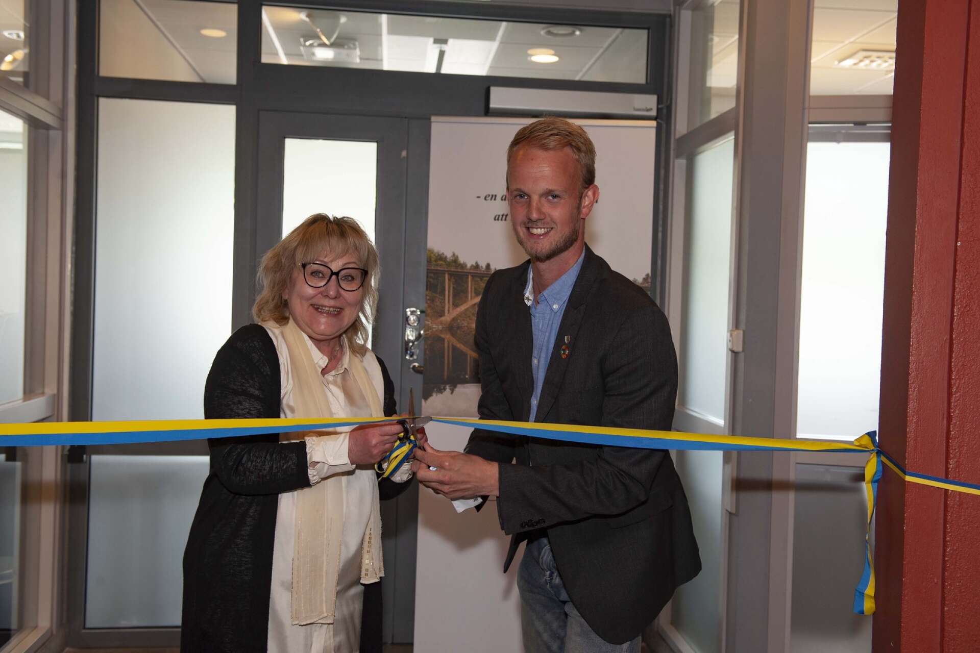 Mona Jonsson, rektor för vuxenutbildningen klippte det blågula bandet tillsammans med Tobias Bernhardsson, ordförande i utbildningsnämnden.