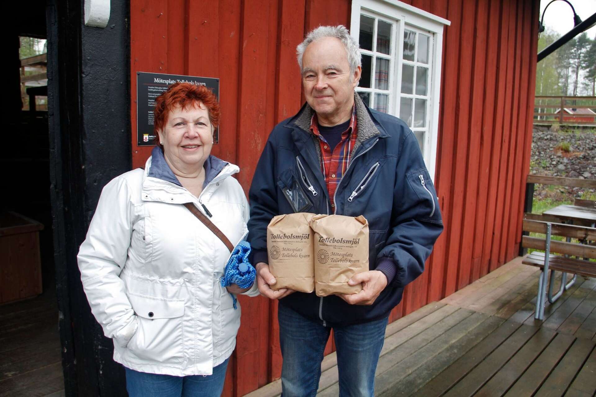 Anita och Bo Alexandersson levererade vetet till Tollebols kvarn och fick med sig fyra kilo fullkornsmjöl hem. Vetet har odlats ekologiskt i Assarebyn.