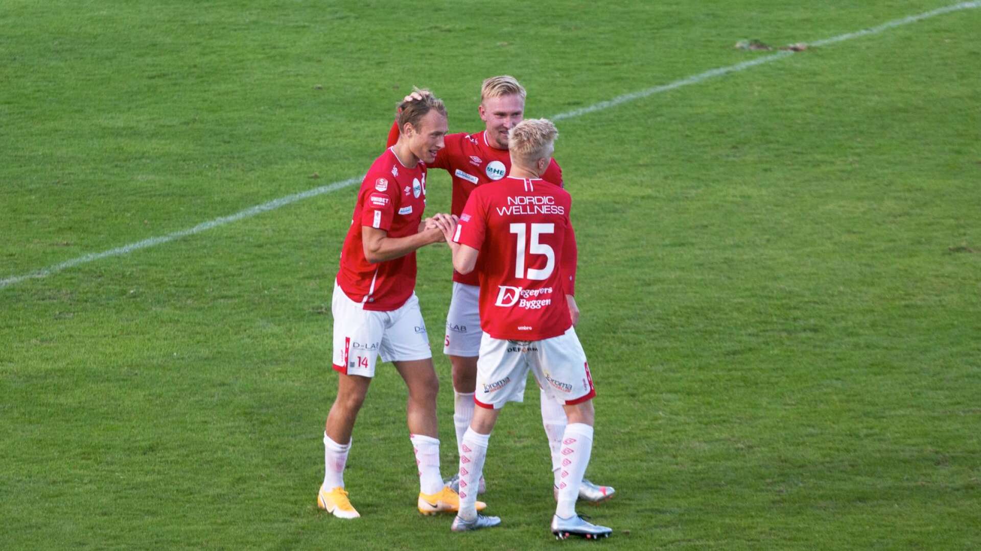 Villiam Dahlström, Oliver Ekroth och Axel Lindahl firar sedan Dahlström gjort DIF:s fjärde mål.