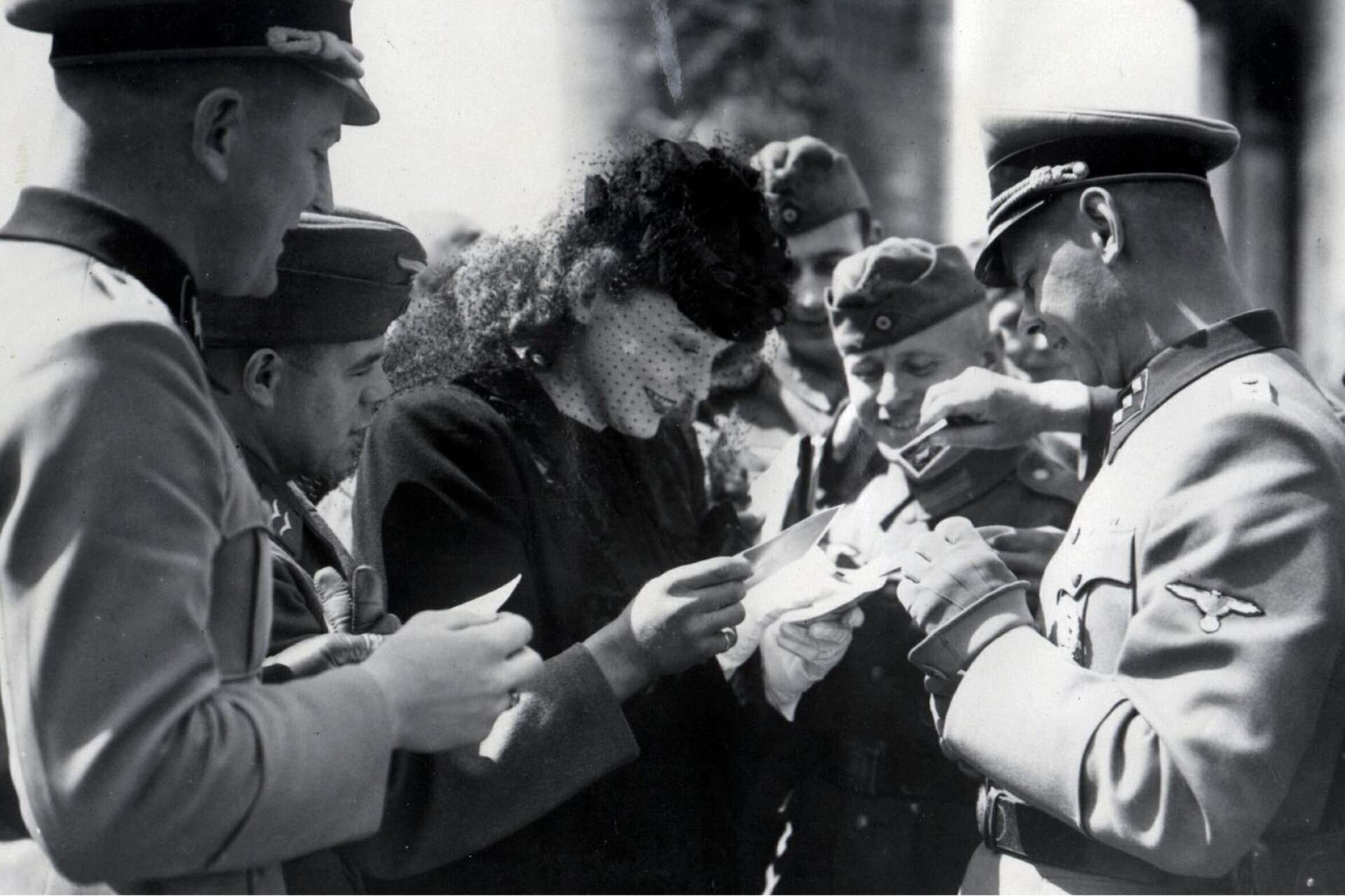 Säpo misstänkte under efterkrigsåren att sångerskan och skådespelerskan Zarah Leander var sovjetisk spion. På bilden skriver Zarah Leander, autografer till tyska officerare i Paris.