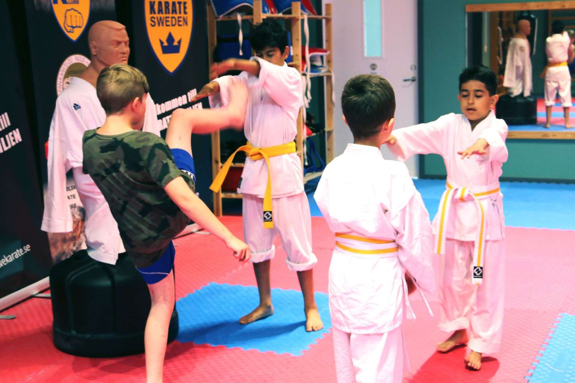 Daniel, 11, provar på hur det är att träna karate. 