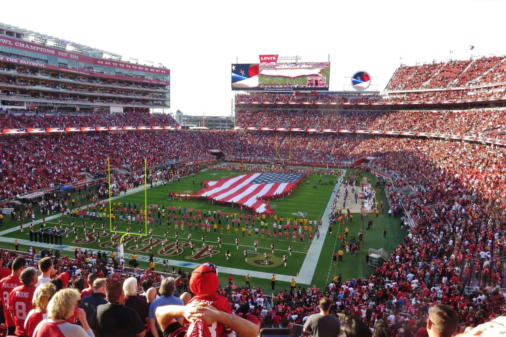  Match i NFL är alltid lika med fest. Bilden är från Levi´s Stadium före en match med 49ers. 