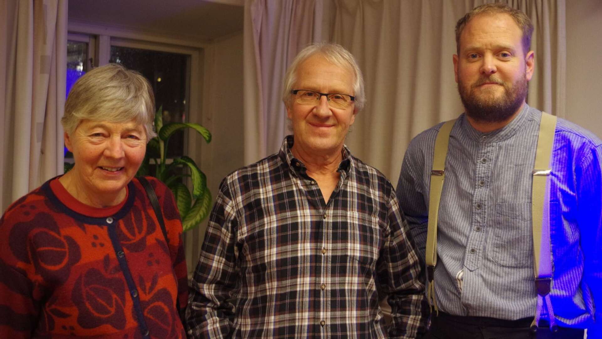 Säffle lokalavdelning av Svenska naturskyddsföreningen hade inbjudet Martin Sandmark för en föreläsning om Vänerns hotade stränder, från vänster Gun Andersson och Kjell Karlsson som tackade Martin  för en intressant kväll.