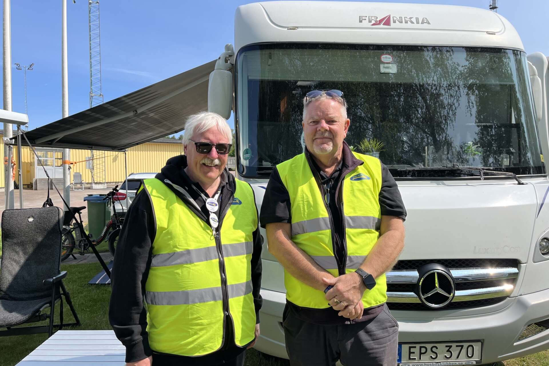 Leif Edström och Åke Andersson njuter av den trevliga stämning som är på träffen. Leif Edström och Åke Andersson njuter av den trevliga stämning som är på träffen.