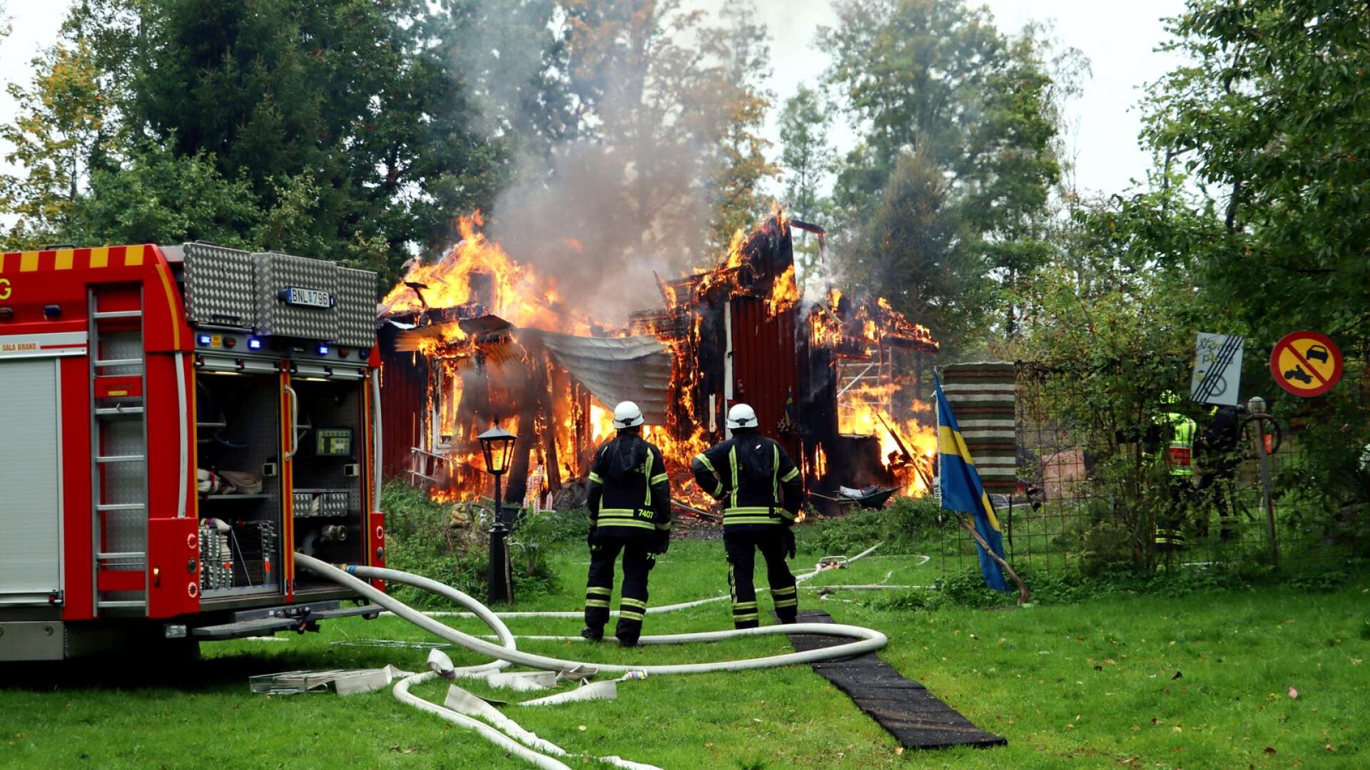 Villan i Långeruder väster om Hjo var helt övertänd när räddningstjänsten anlände och gick inte att rädda.