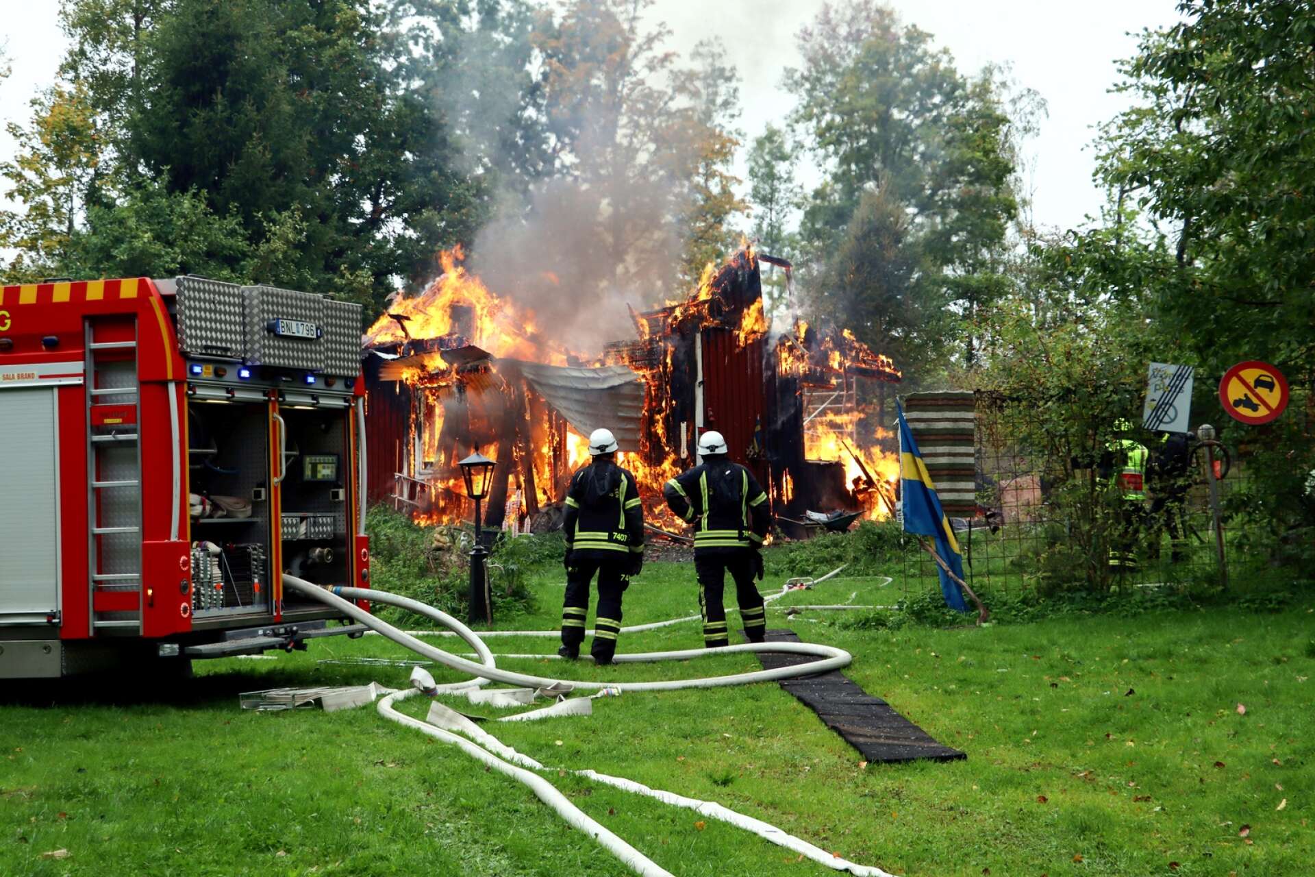 Villan i Långeruder väster om Hjo var helt övertänd när räddningstjänsten anlände och gick inte att rädda.