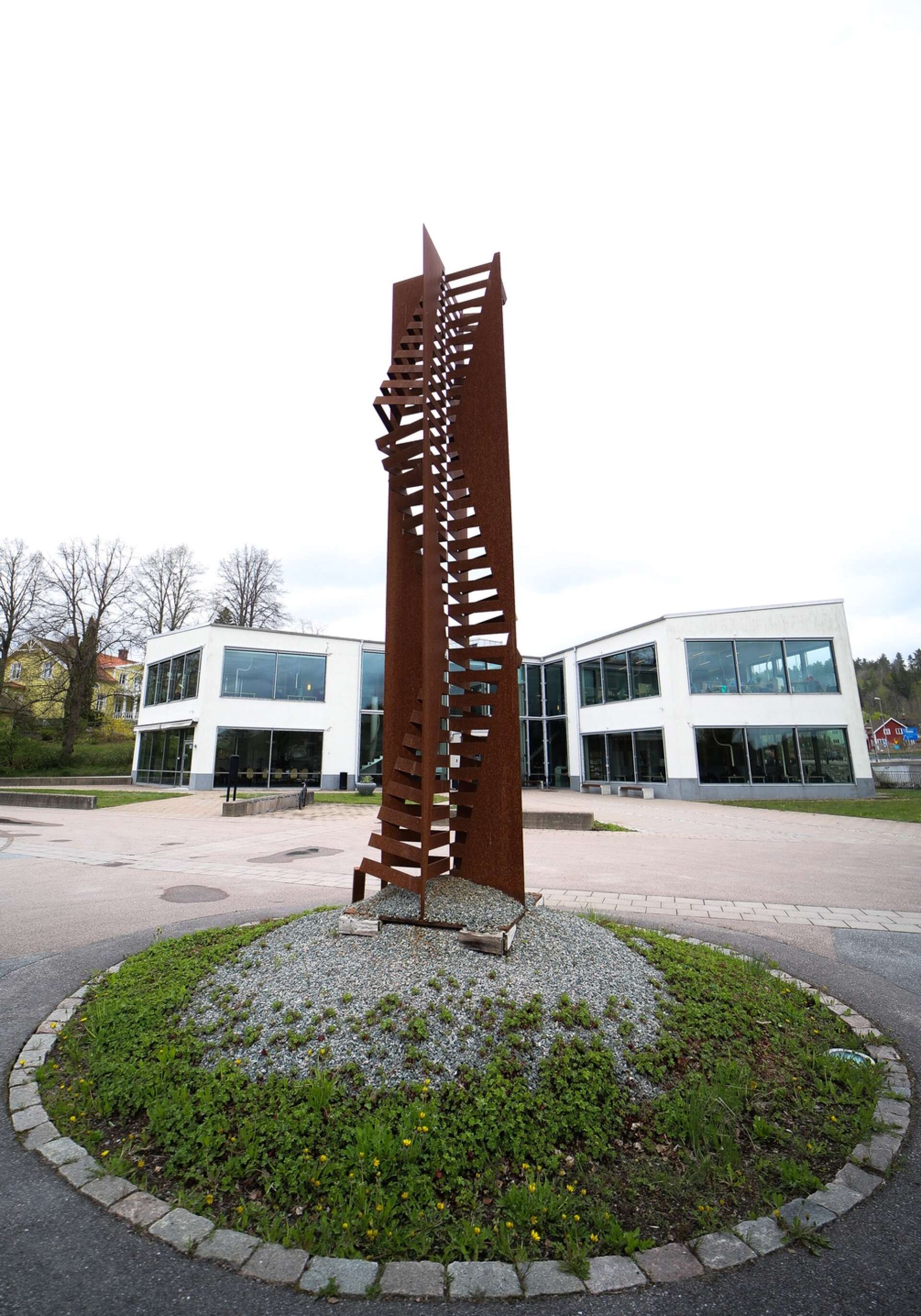 Ryggraden - Inclinatio Sculptur av Ossian Eriksson har sin plats framför Utvecklingscentrum.