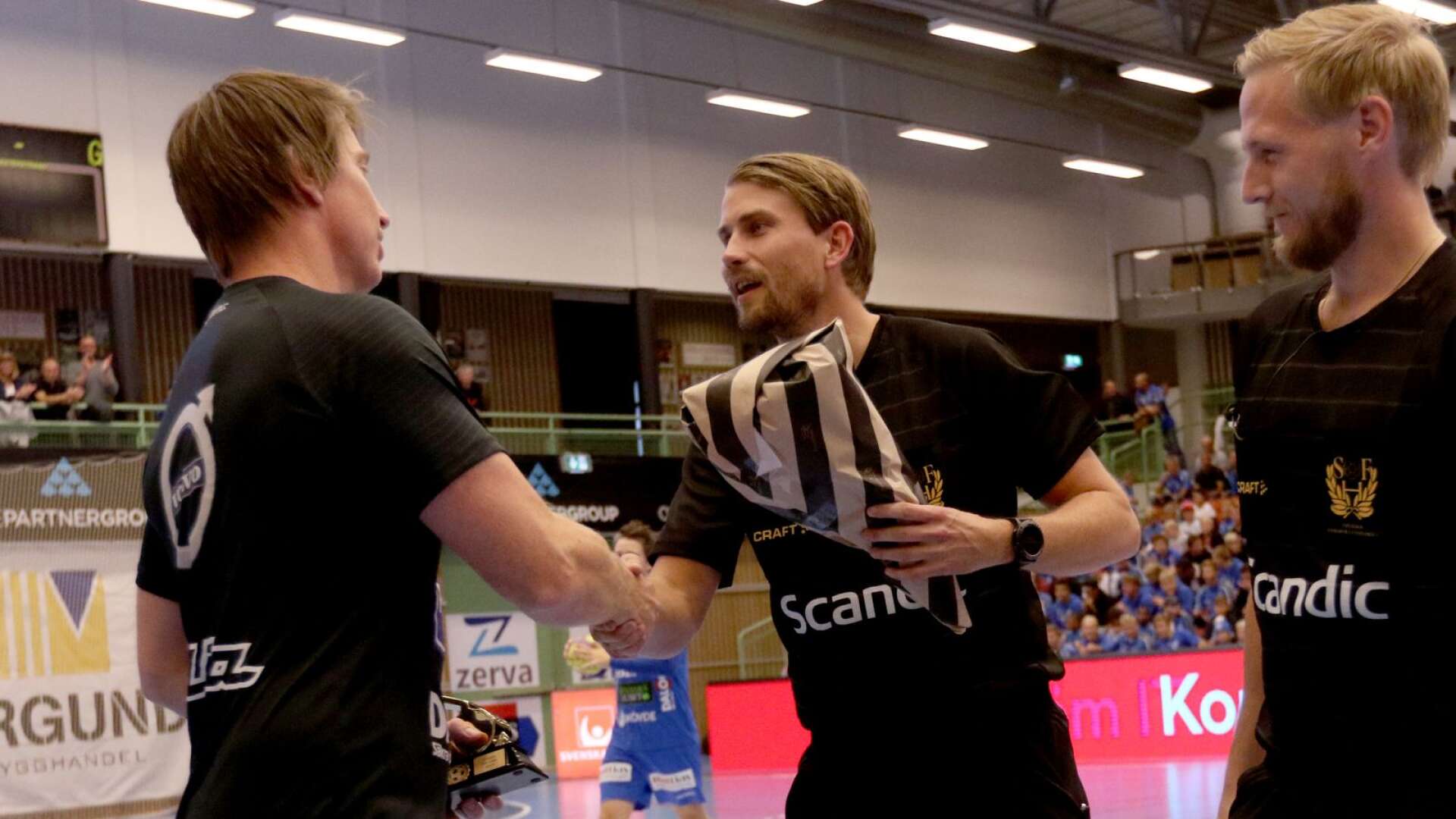 Jonas Wille får utmärkelsen Guldpipan. Kvällens domarpar Andreas Isén och Johan Larsson överräckte priset innan matchstart.