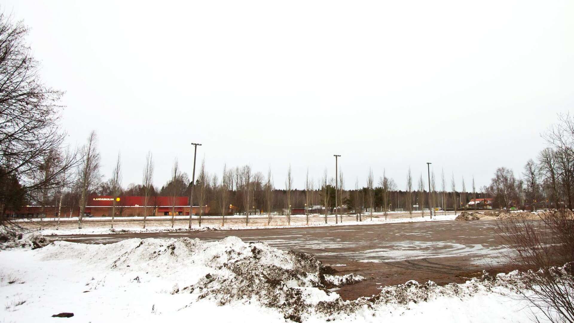 En ny sporthall ska byggas i Skåre. Antingen uppförs den på grusplanen tvärs över gatan vid Ilandaskolan (bilden) eller vid Stodeneskolan.
