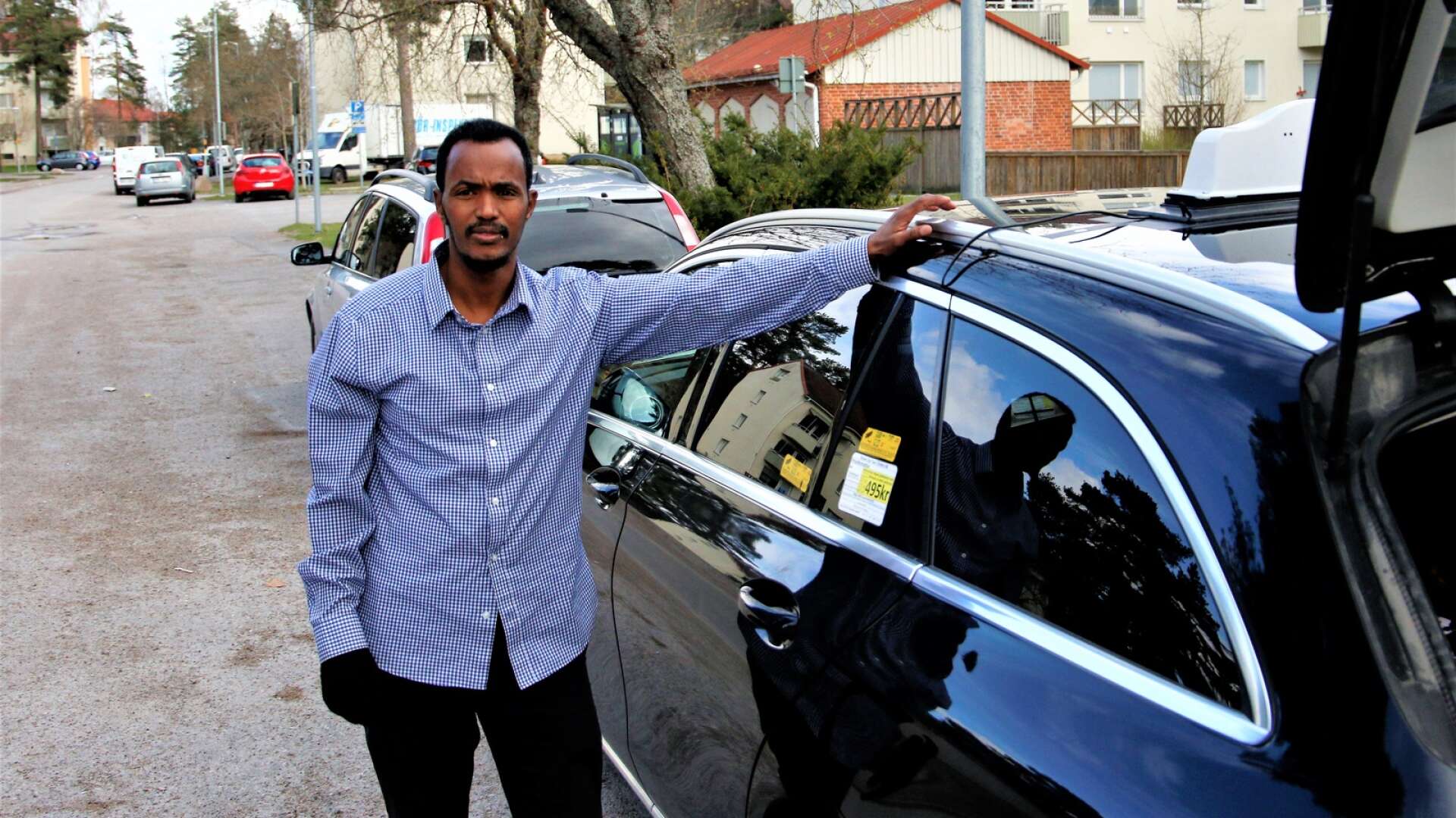Abdi Ilmi kom till platsen strax efter skottlossningen med sin taxi och han blev stoppad av polisen som ville veta om han kört någon från området.