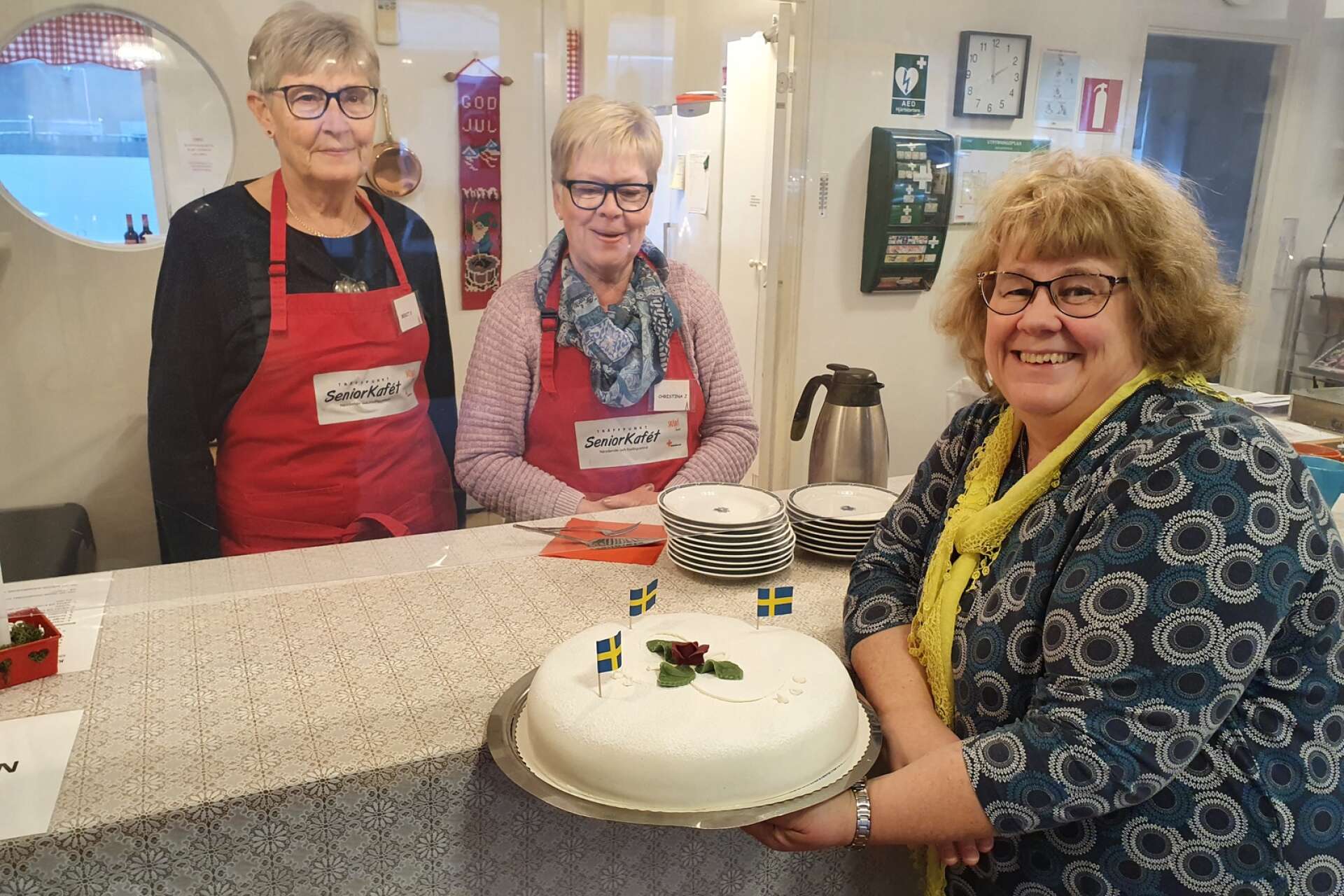 Berit Svensson och Christina Johansson serverar tårta tillsammans med Solveig Svantesson när Sockerbagaren firade att de ”fyller moppe”, alltså 15 år.