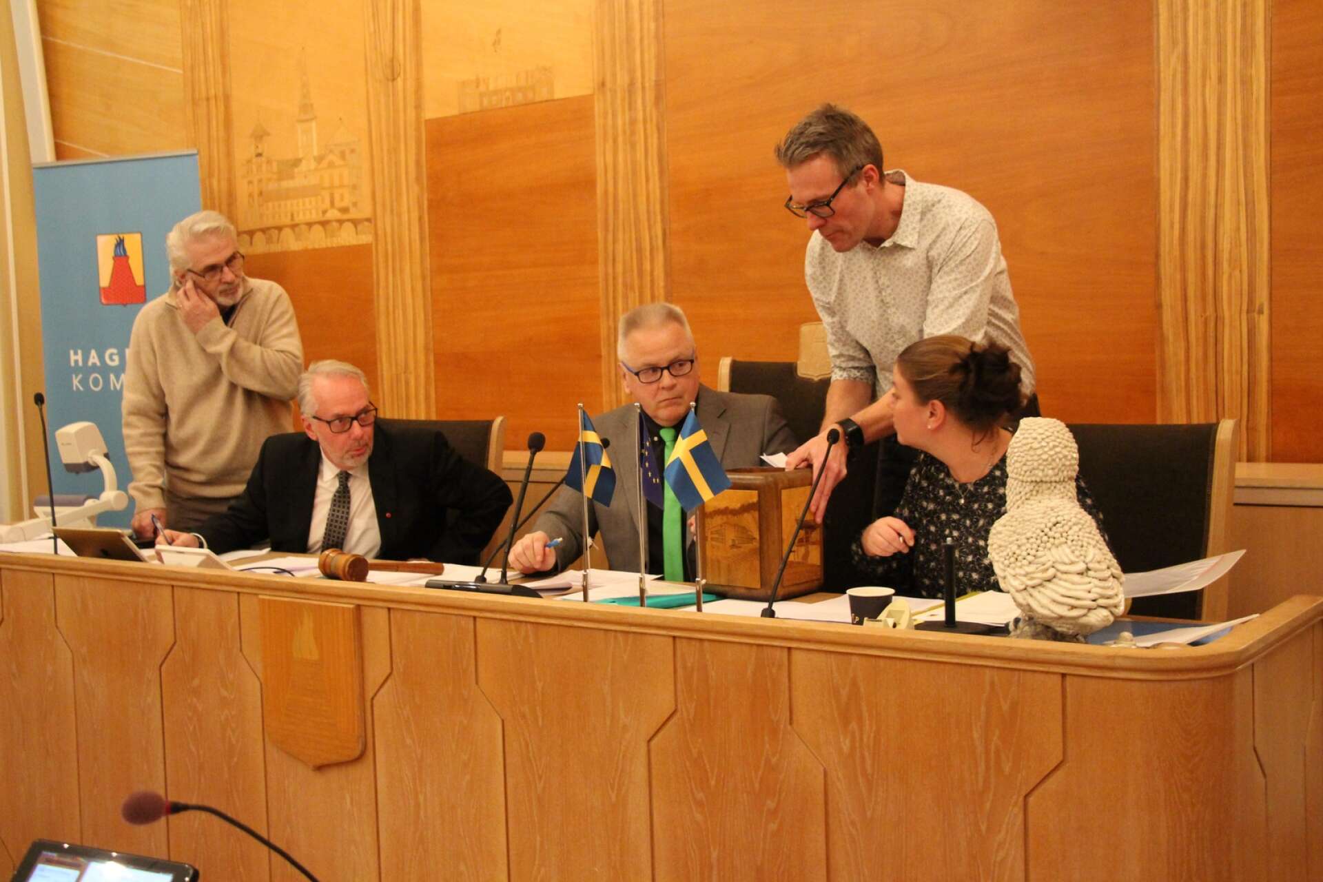 Arkivbild.  Peter Åkerström i mitten i rollen som kommunfullmäktiges ordförande.Här tillsammans med Thor Millvik (OR), Göran Eriksson (S), Erik Fröjel (S) och Helena Granlund kommunsekreterare
