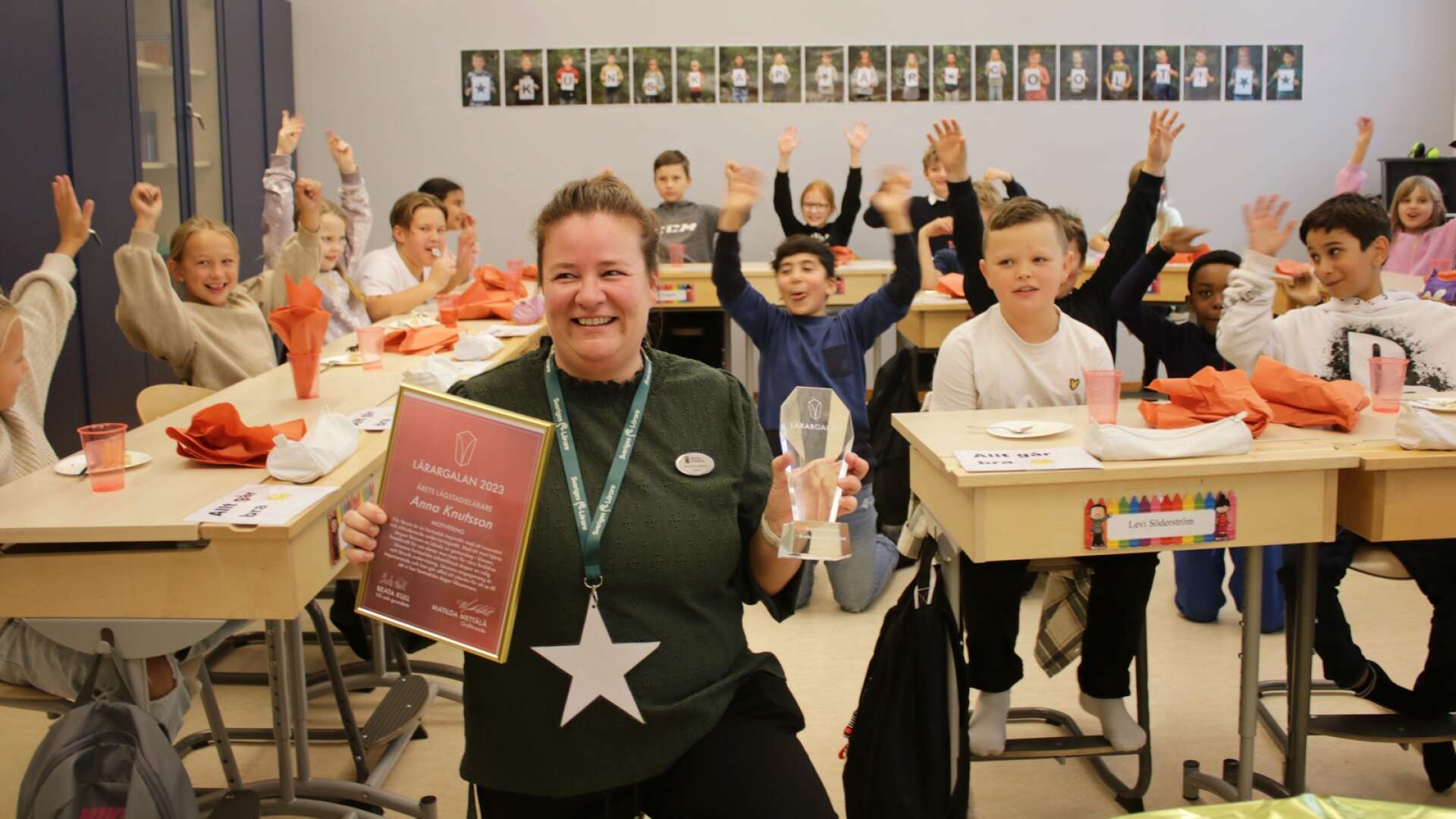 Anna Knutsson är Årets lågstadielärare i Sverige. Under tisdagen firades hos av sin klass, föräldrar och rektor.
