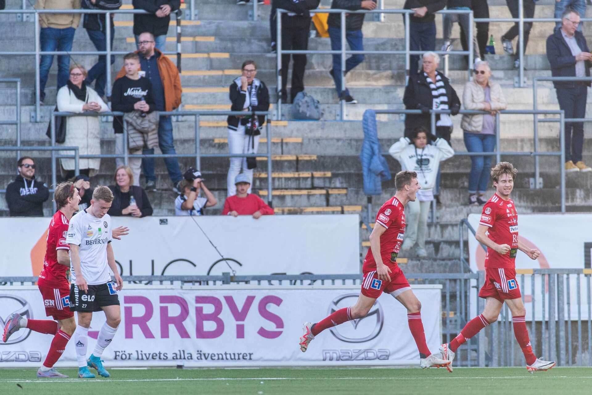 Skövde AIK:s lagkapten Filip Schyberg jublar efter sitt nickmål som betydde 3–1 till SAIK i första halvlek.