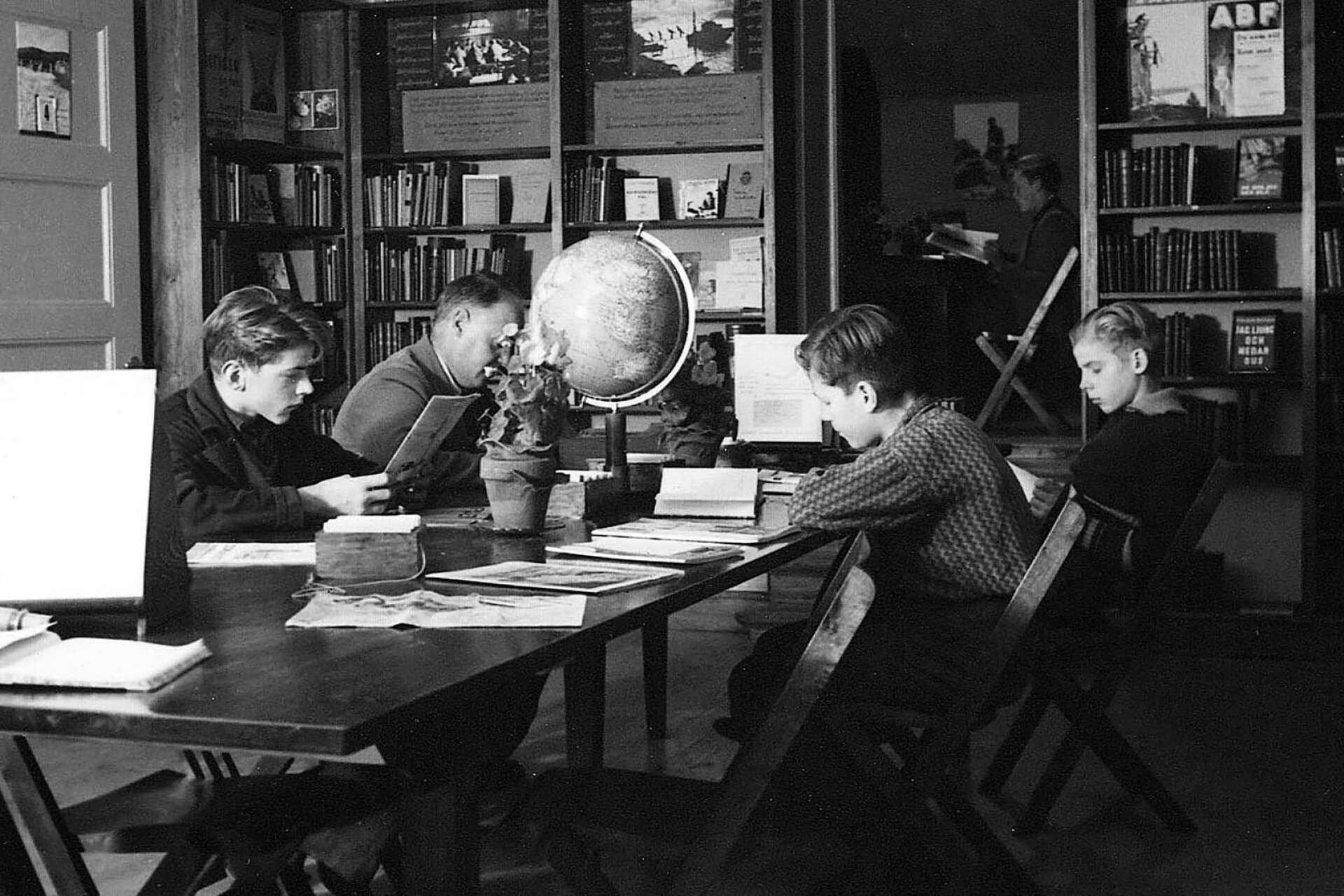 Nya biblioteket blev snabbt en kär samlingsplats för lässugna. Fr.v. Rune Segerlind, Olof Waange (biblioteksanställd), Uno Aronsson (Galle), Tom Söder.