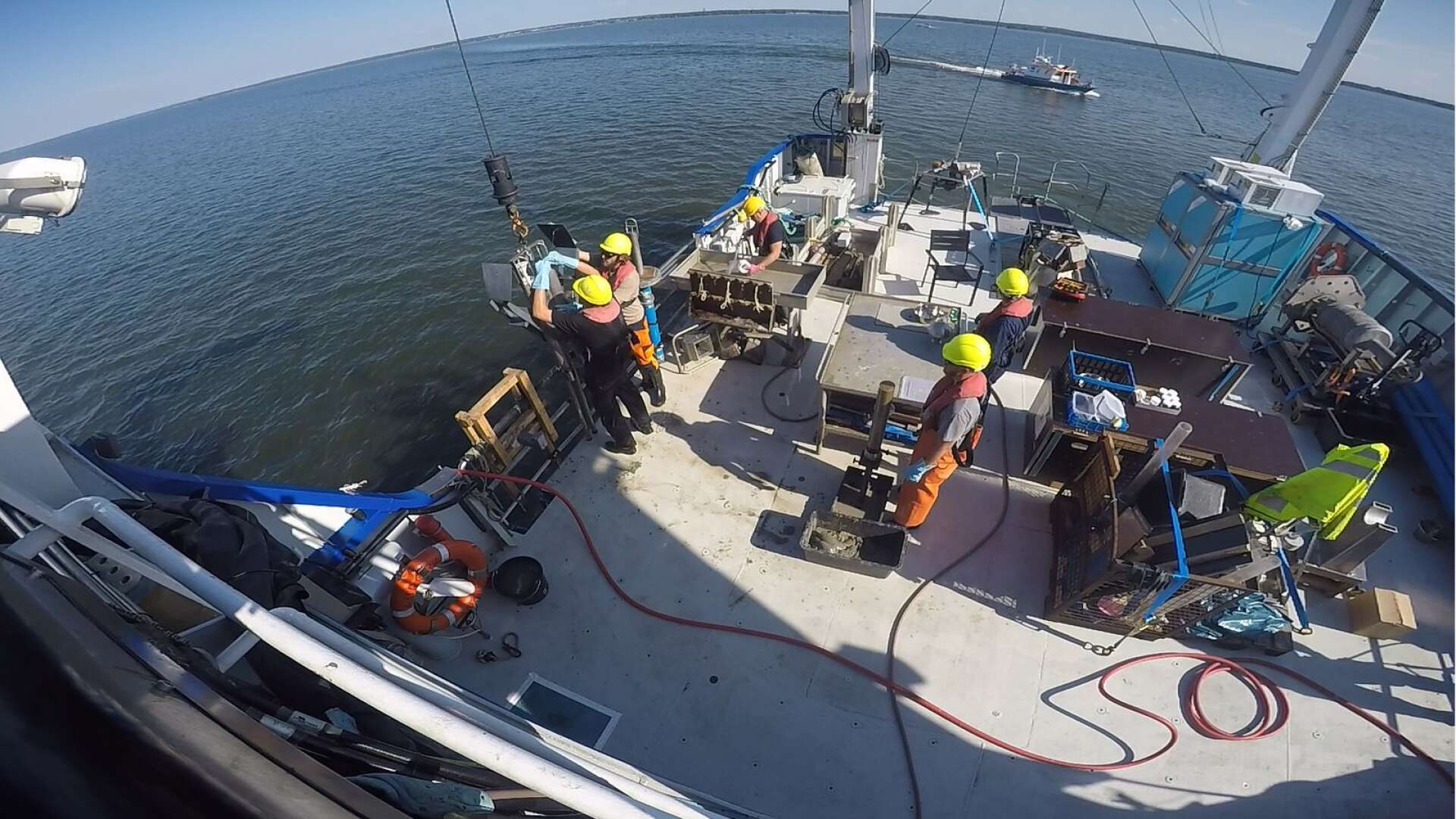 Det danska forskningsfartyget Aurora befinner sig just nu på Vänern för att ta prover på sjöns bottensediment. Syftet är att kartlägga miljögifter i sjöbotten.