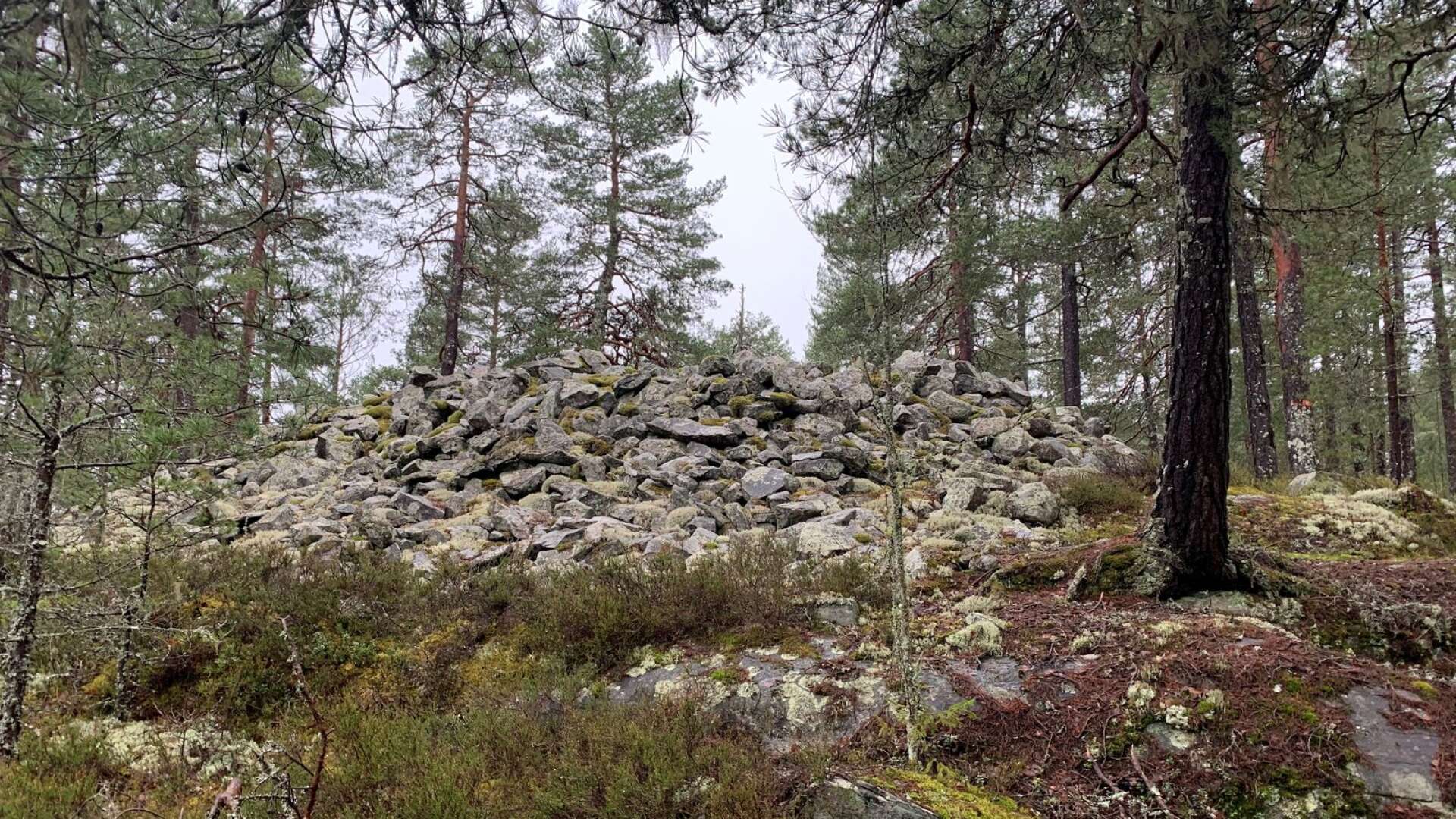 Ett av flera gravrösen från bronsåldern på Bergs klätt.