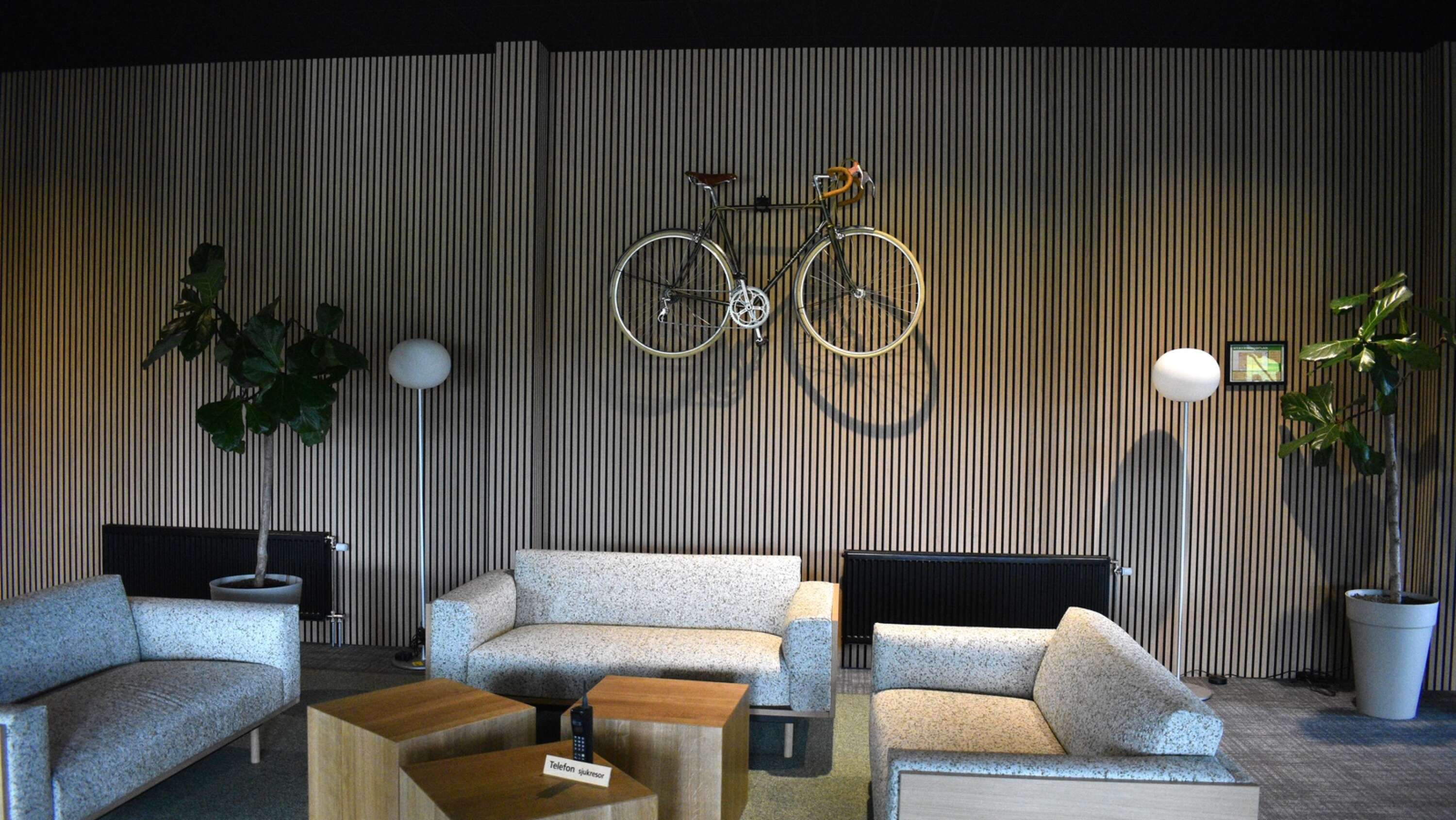 Cykeln som hänger på väggen är en italiensk tävlingscykel från 1975, samma år som de båda ägarna till företaget är födda.