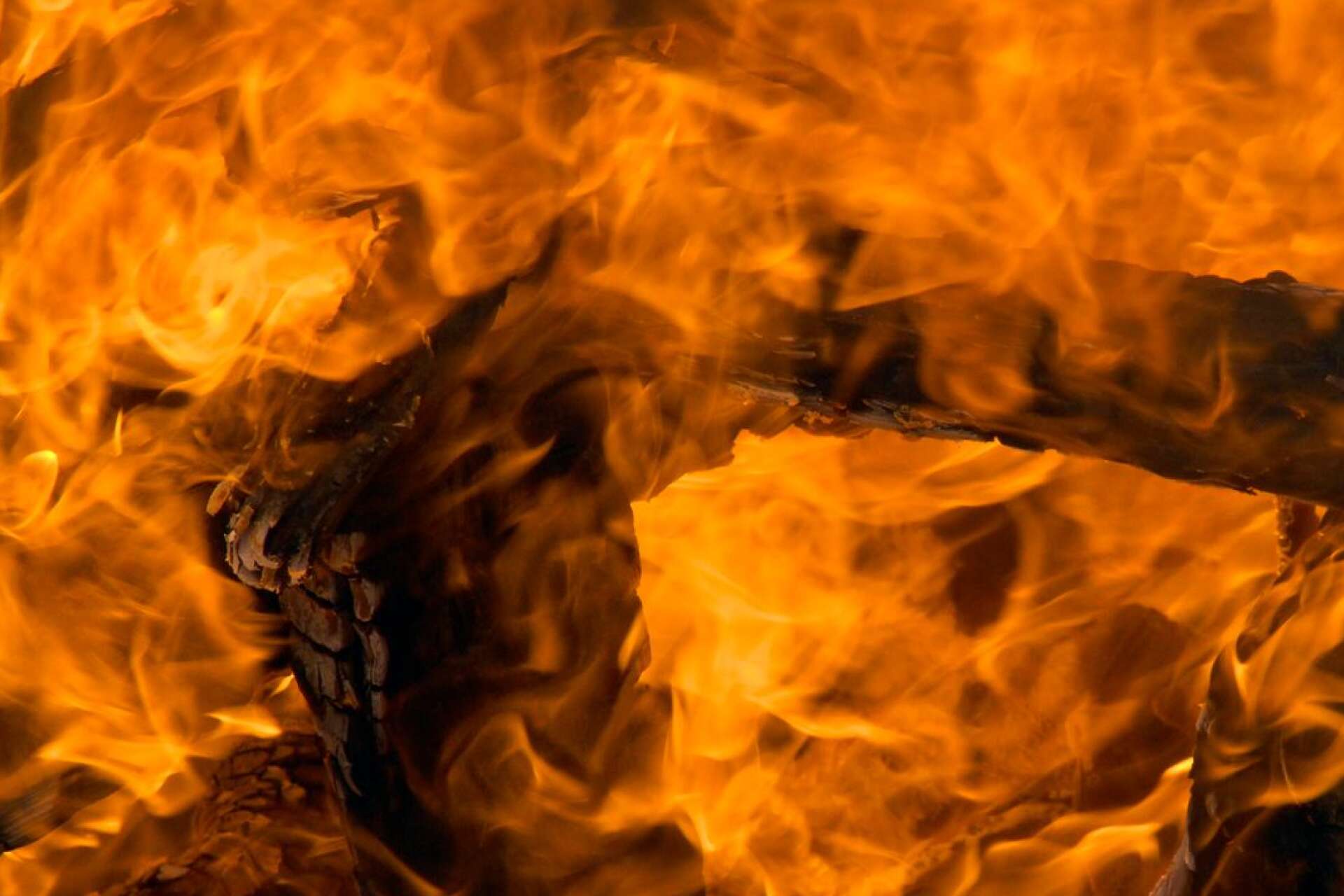 Två Åmålsungdomar får en så kallad straffvarning för att ha eldat gummimattor vid eldstaden intill actionparken i Åmål./GENREBILD