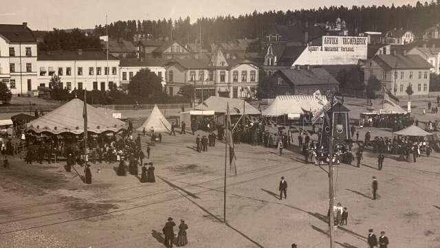 Tivoliplatsen där den första nöjesmarknaden hölls 1907, i syfte att dra in pengar till ett hem för att bota tuberkulossjuka människor. 1911 arrangerades Arvikas stora Industri-, hantverks- och konstutställning på denna plats och 1913 blev den vår stadspark.