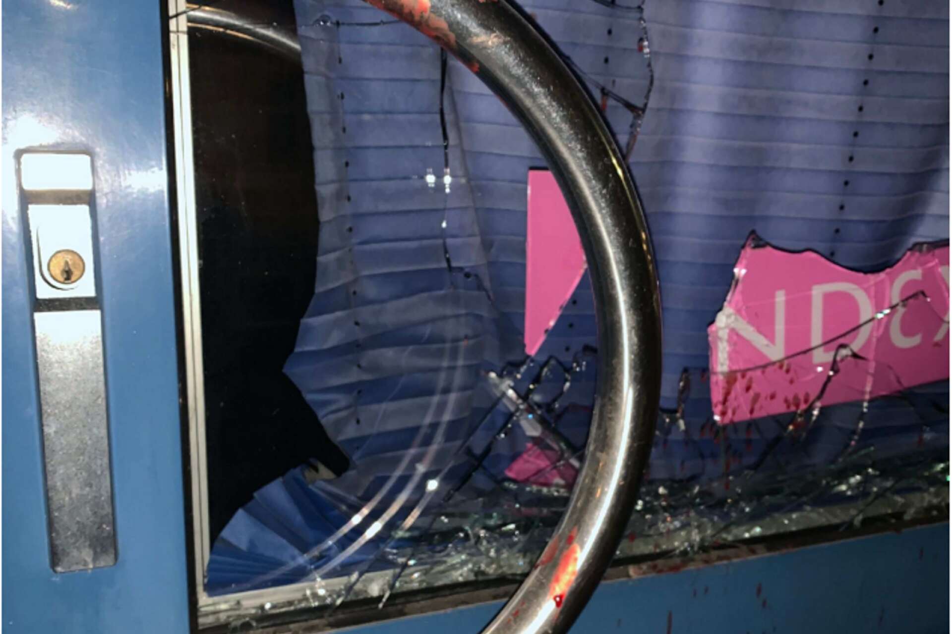 Mannen slog också sönder rutor i dörrar till minst en butik.