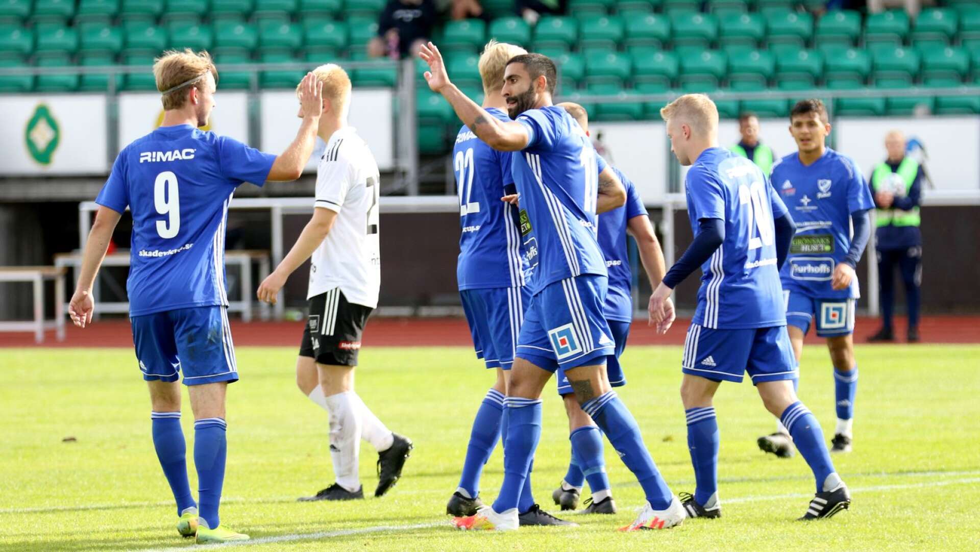 Daniel Komayesh satte andra målet på straff när IFK Skövde vann mot Holmalund och bäddade bra inför den sista omgången.