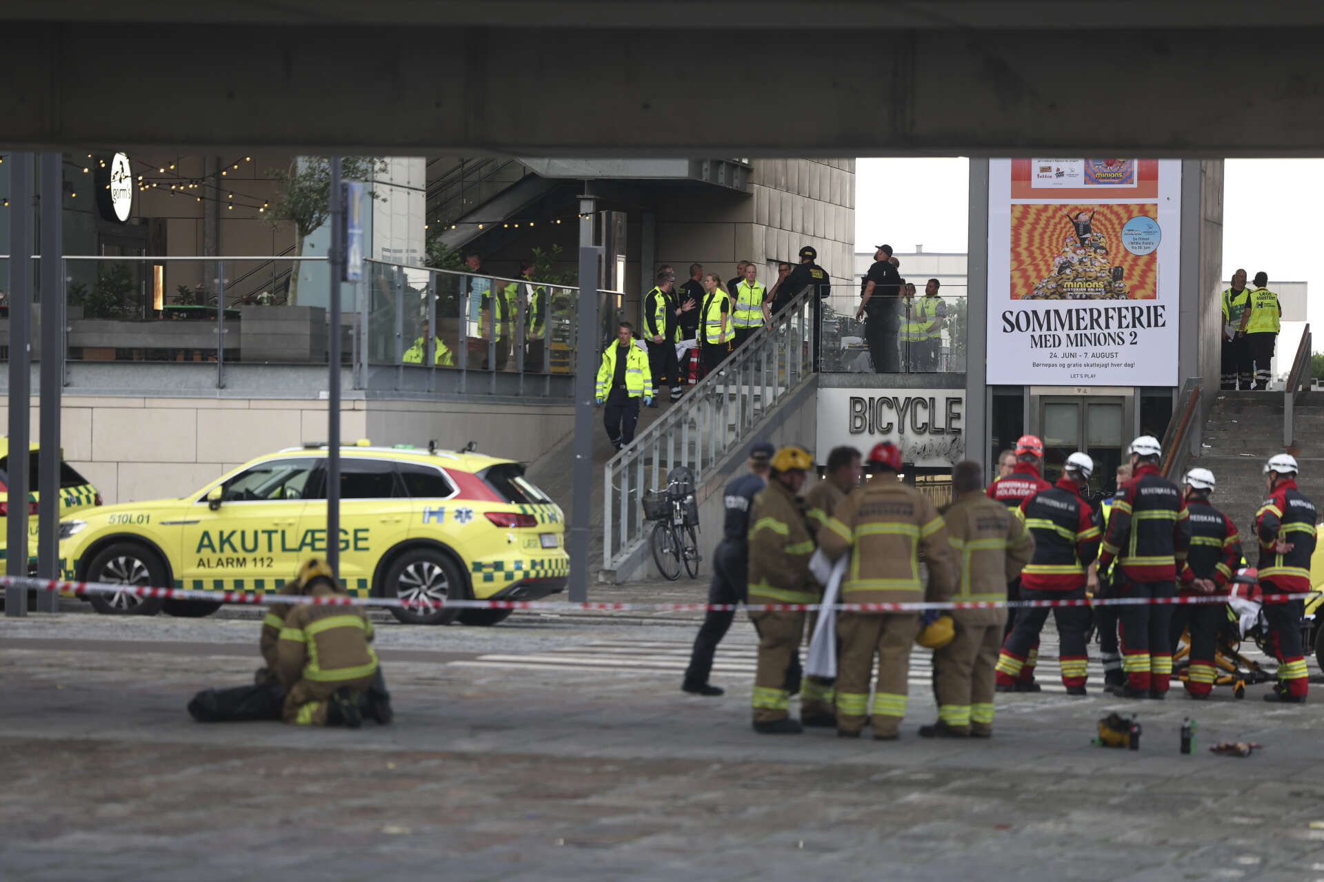 Polis och räddningsfordon i närheten av det köpcentrum i Köpenhamn där flera personer sköts ihjäl på söndagskvällen.