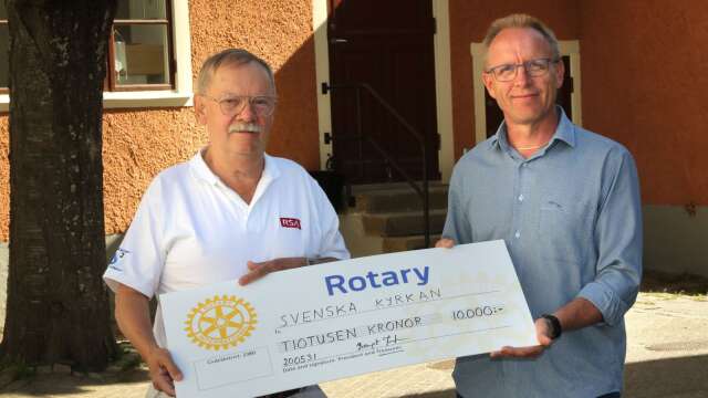 Bengt Josefsson och Mikael Larsson från Mariestads Rotaryklubb med en check på tiotusen kronor.