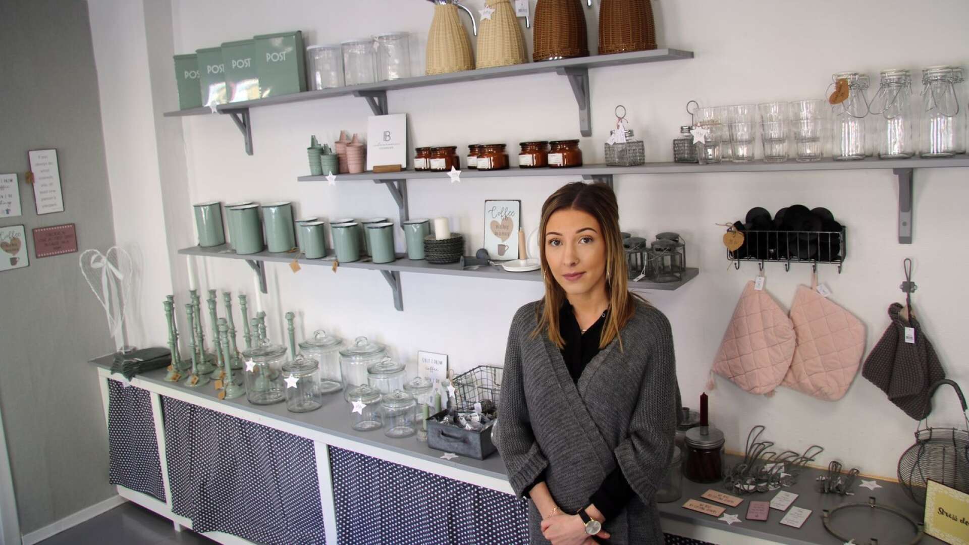 Amanda Sandgren öppnade sin nya salong på Vikgatan, som är kombinerad med en inredningsbutik. 