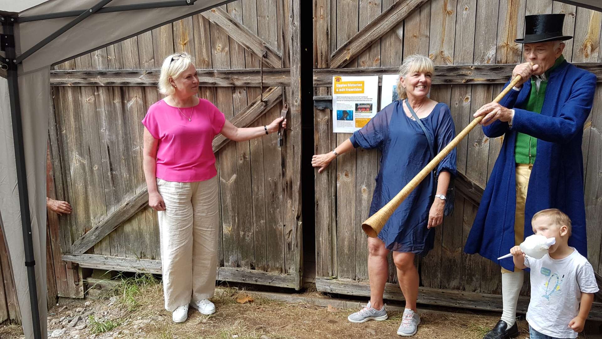 Catharina Hemström, barnbarnsbarnbarn till Lars Magnus Ericsson, och Susanne Walan, ordförande i Värmskogs hembygdsförening, skjuter upp dörrarna till Ericssons science lab.