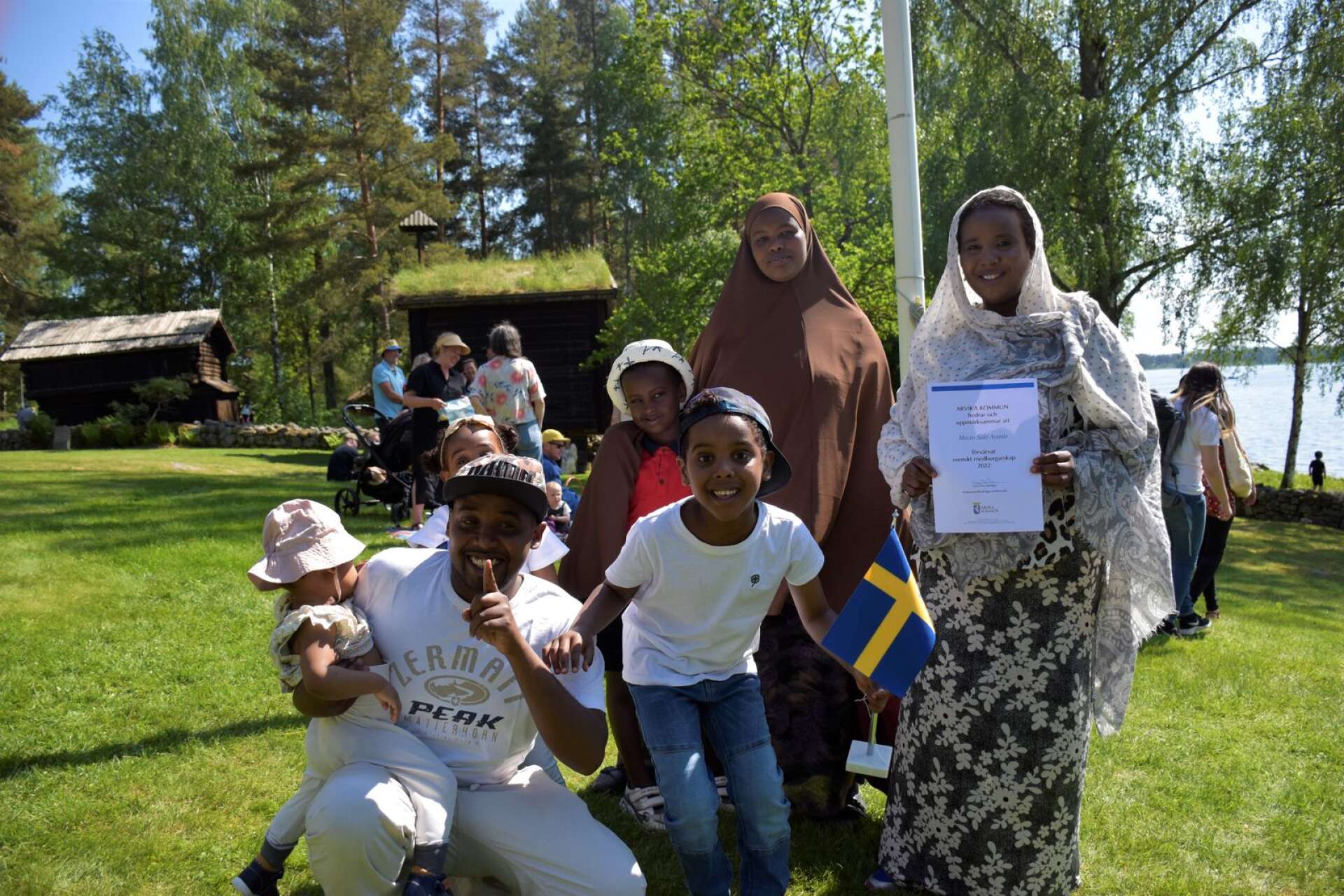 Här firar Mazin (längst fram i mitten) tillsammans med familj och vänner. Mamma Rihanna och pappa Saki hade mycket att fira. De hoppas också att alla i familjen en dag ska få svenskt medborgarskap. 