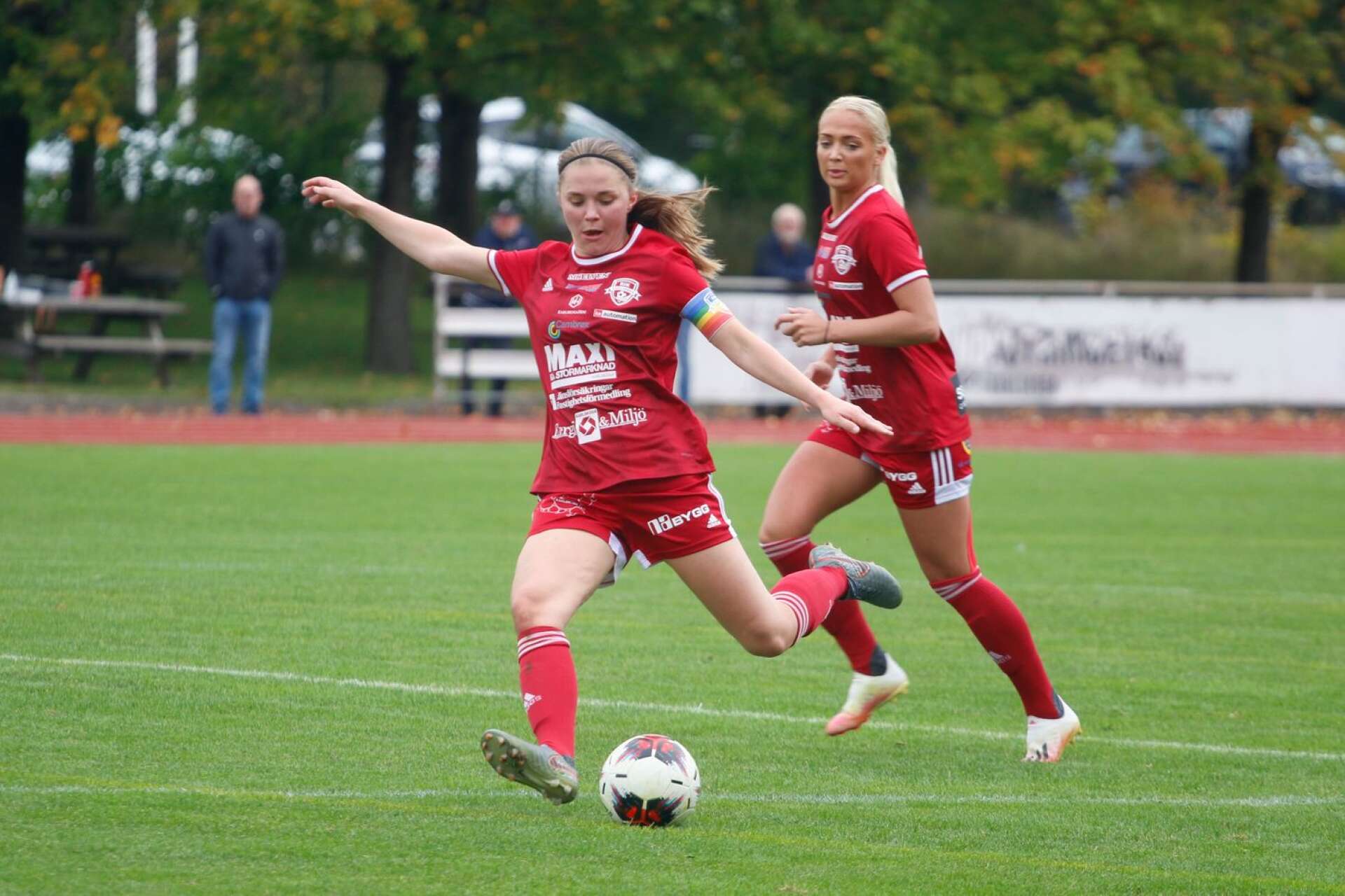 Lagkaptenen Viktoria Ström var en av matchens bästa spelare och satte reduceringen från straffpunkten. 