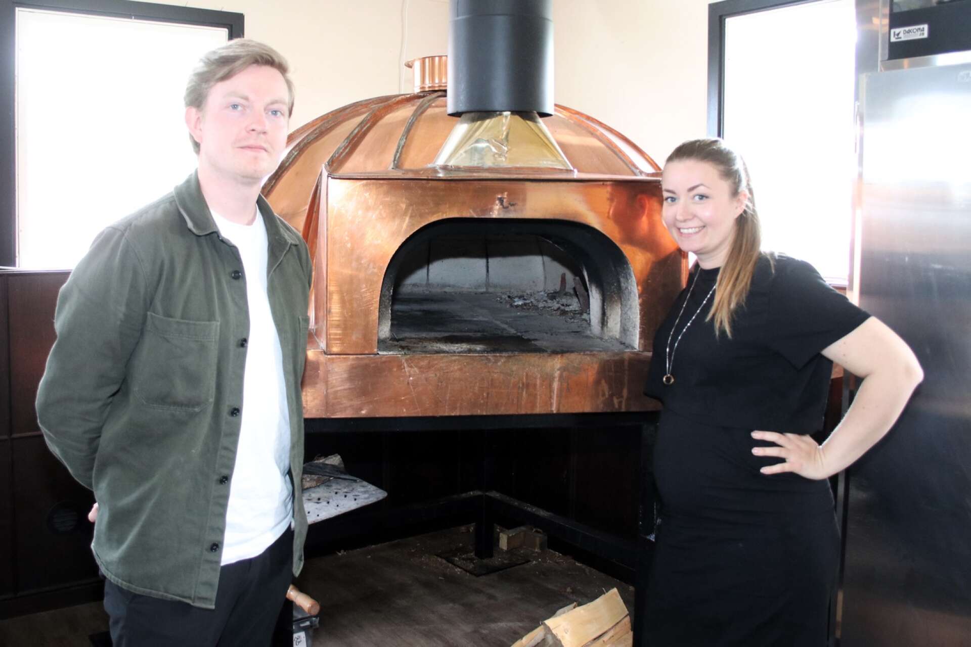 Markus Enocksson och Rebecca Svenhage framför pizzaugnen som gått varm i vinter.