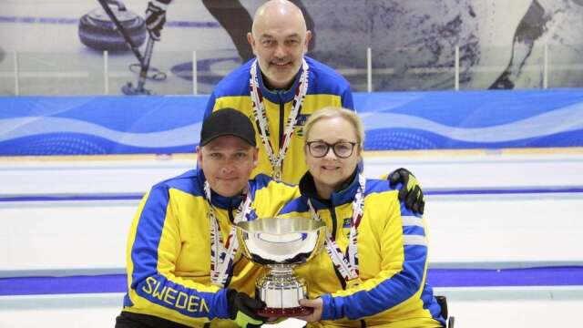Sabina Johansson tog det historiska VM-guldet tillsammans med Marcus Holm. Bakom sig har duon tränaren Peter Narup.