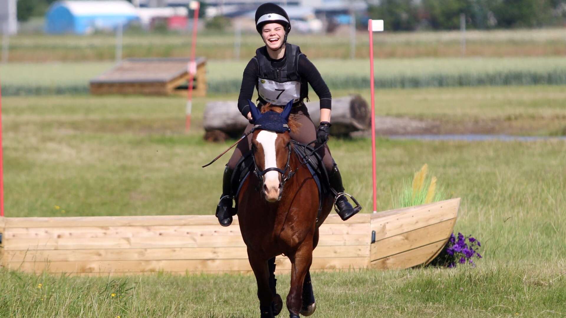 Maja Svensson sprack upp i ett stort leende när hon och ponnyn Bron´s Hanna Matilde kom i mål.