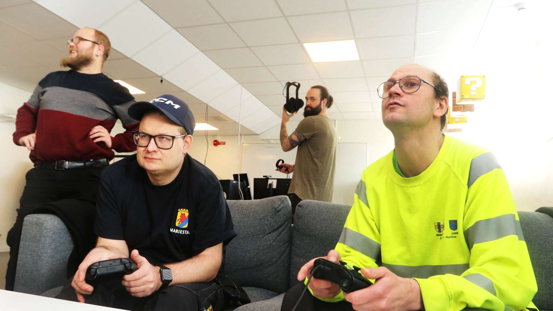 Full koncentration när Tommi och Daniel spelar en virtuell hockeymatch där Bois möter Skövde IK. 