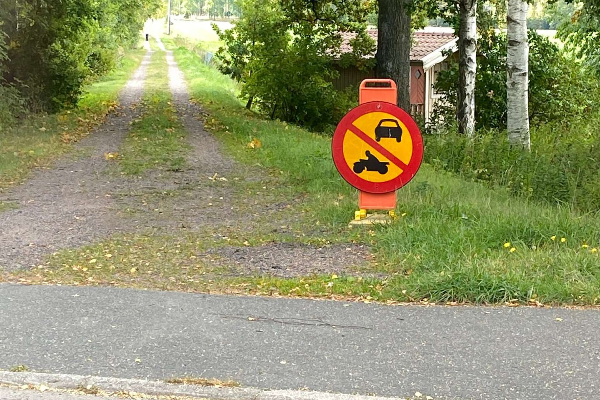 Kommunen har satt upp vägmärke för att förhindra motorfordon att ta genvägen via banvallen från Korsberga till Blikstorp.Lars-Ola Car