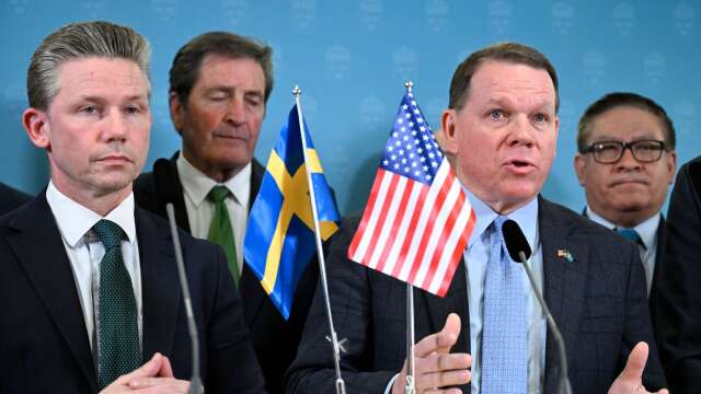 Försvarsminister Pål Jonson (M) och Sam Graves från USA:s kongress vid en pressträff på försvarsdepartementet om Sveriges Natomedlemskap.