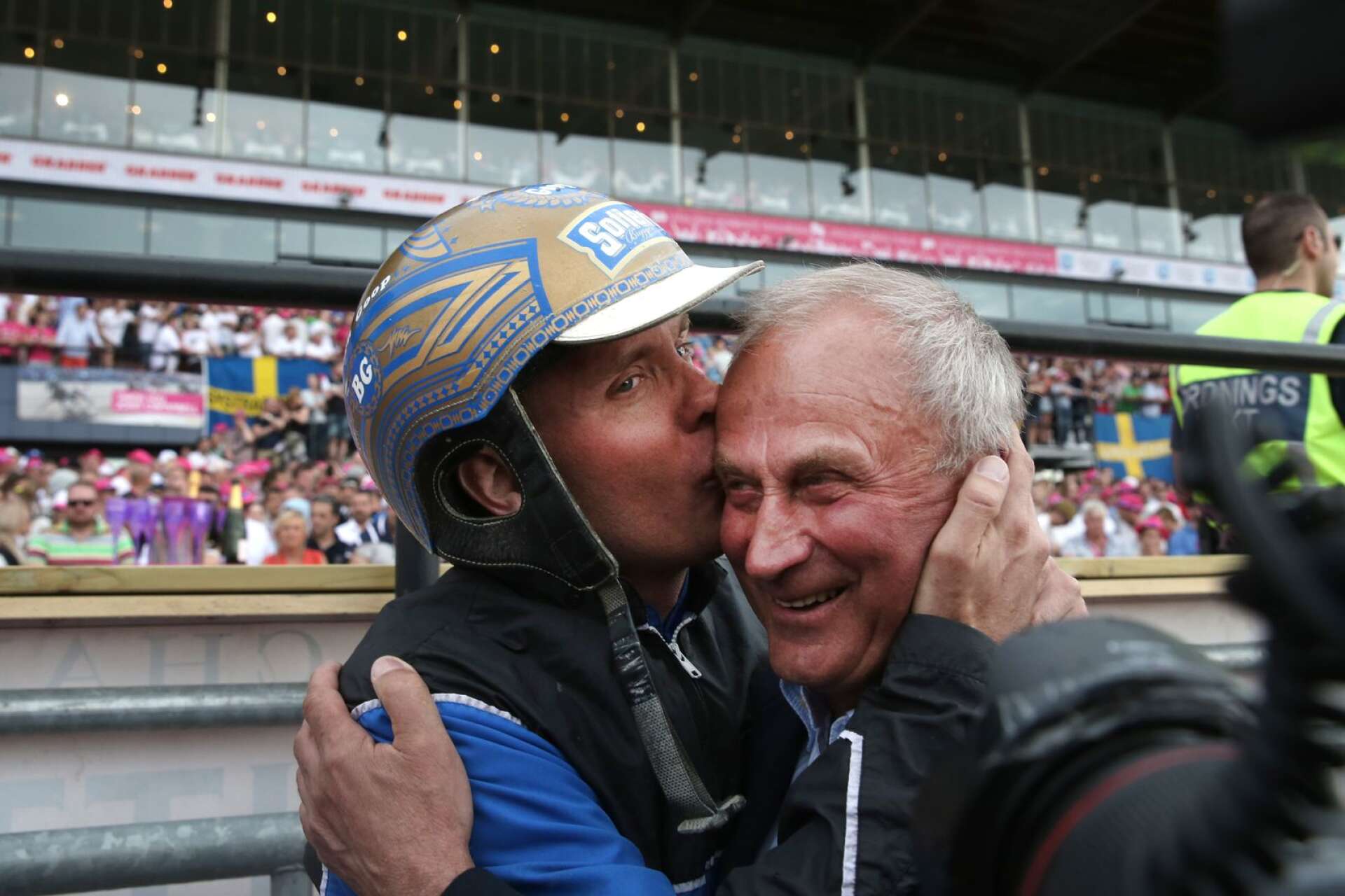 Kusken Björn Goop med pappa Olle Goop efter att ha vunnit Elitloppet 2017 med den franska hästen Timoko på Solvalla.